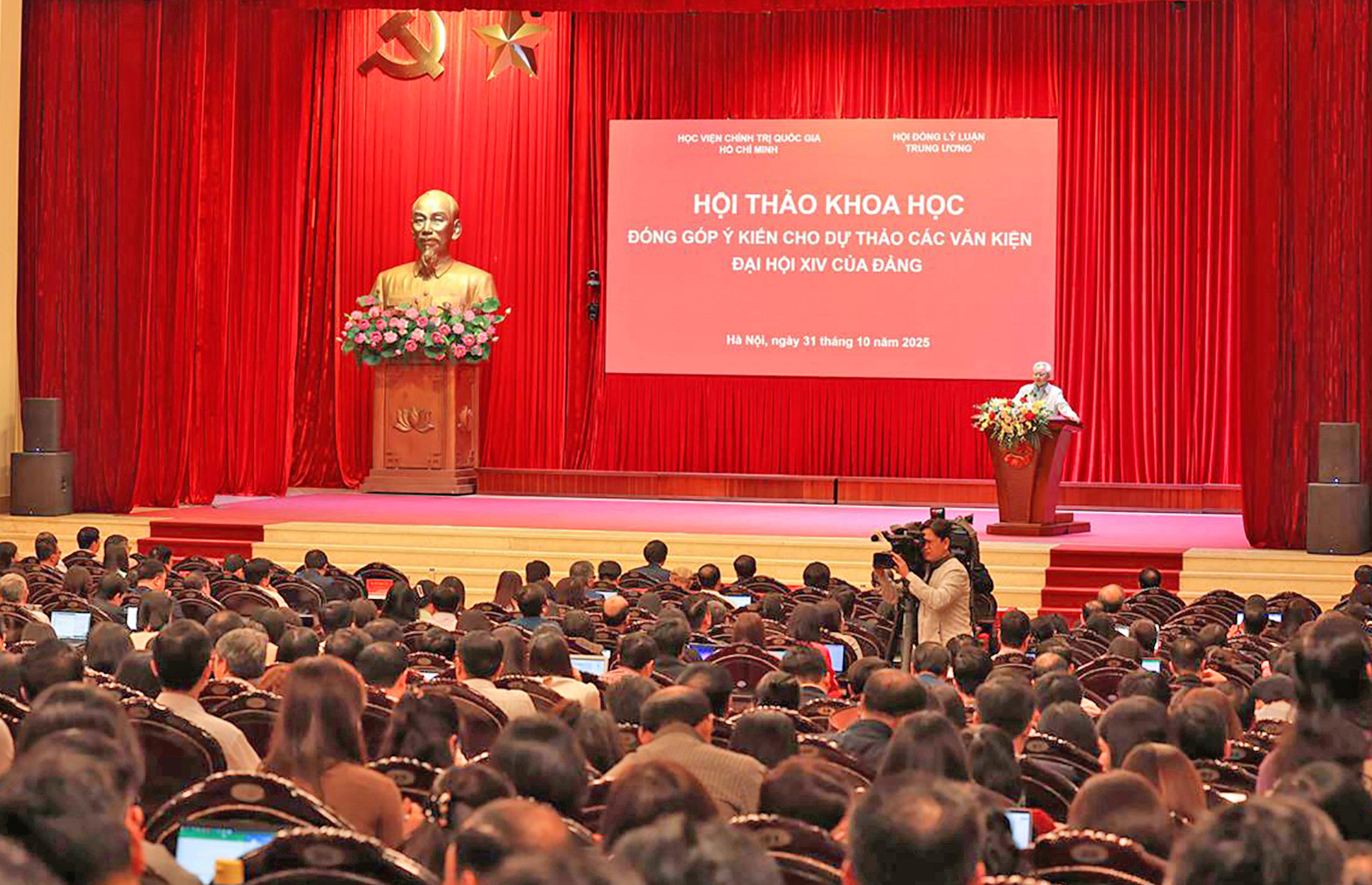 Tiếp lửa “ngọn đuốc soi đường” phát triển đất nước- Ảnh 1. Tiếp lửa “ngọn đuốc soi đường” phát triển đất nước- Ảnh 1.