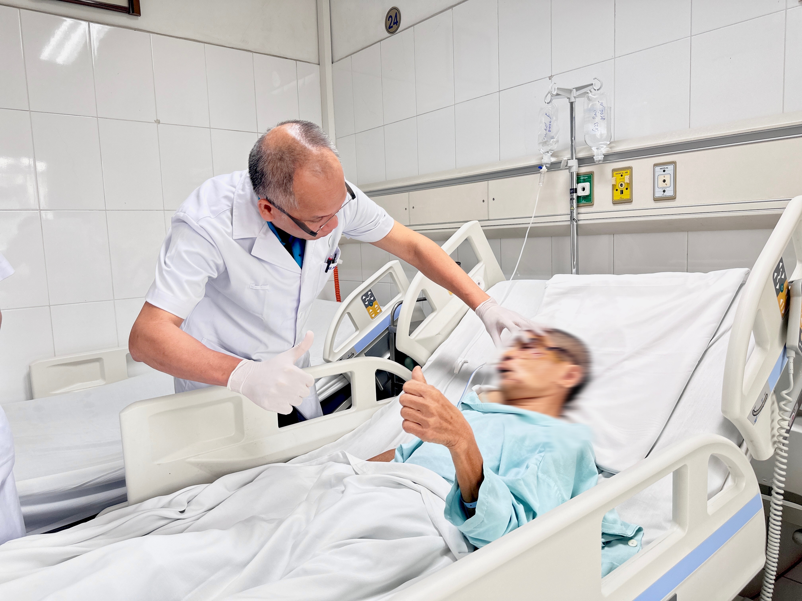 Phục hồi khuôn mặt bị "bửa đôi" sau tai nạn thang máy cho người đàn ông 65 tuổi- Ảnh 1.