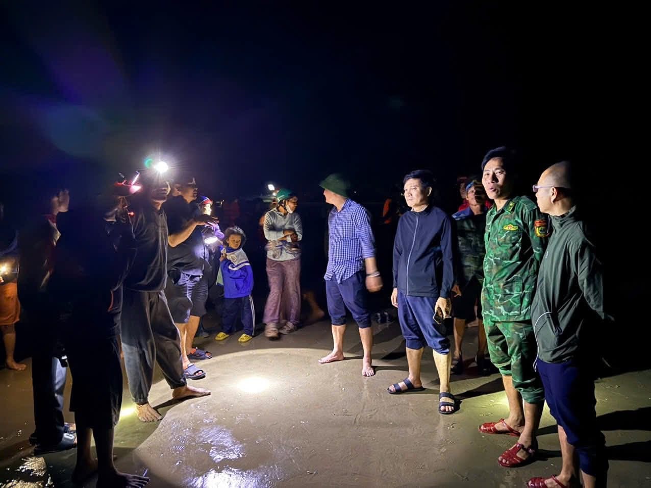 Người đàn ông mất tích sau khi thuyền bị sóng đánh chìm ở biển Hà Tĩnh- Ảnh 1.