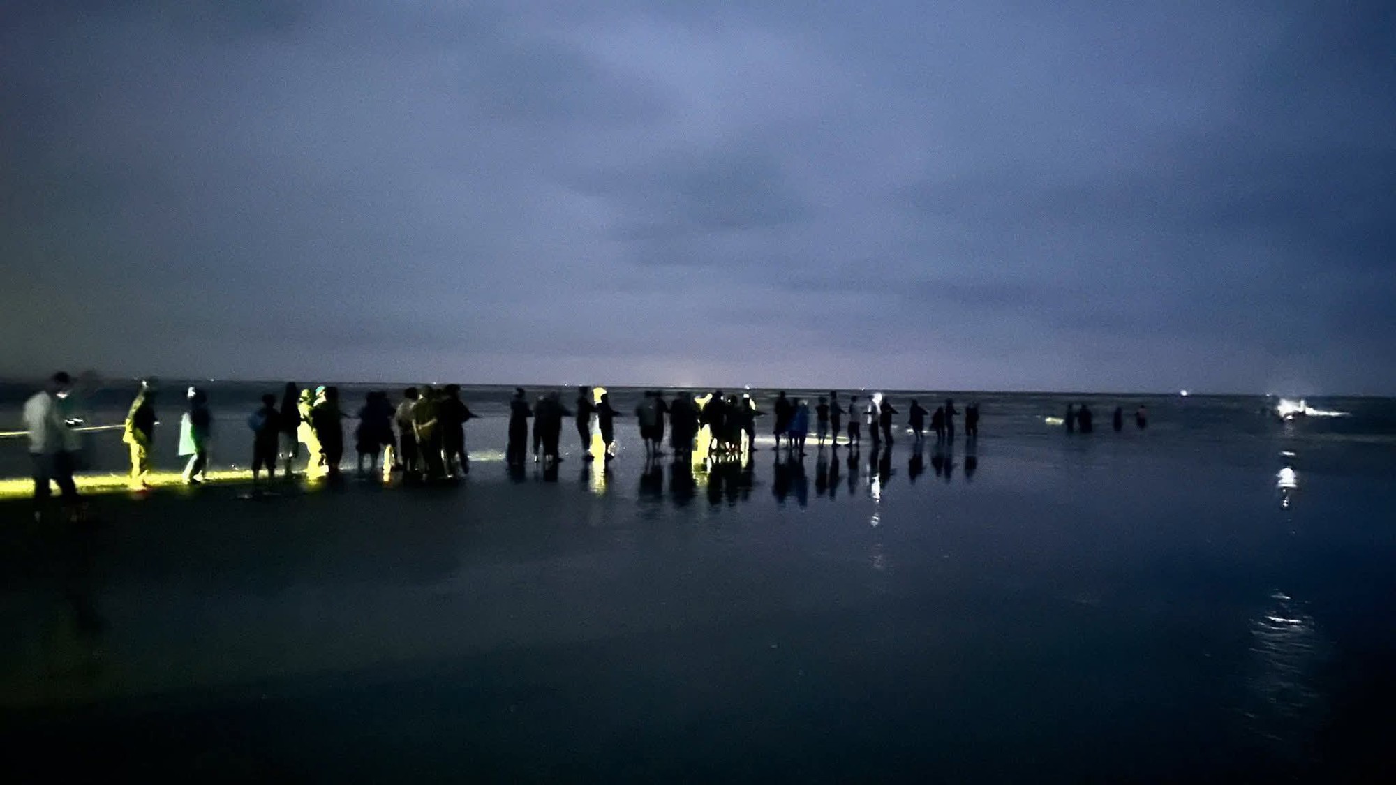 Người đàn ông mất tích sau khi thuyền bị sóng đánh chìm ở biển Hà Tĩnh- Ảnh 2.