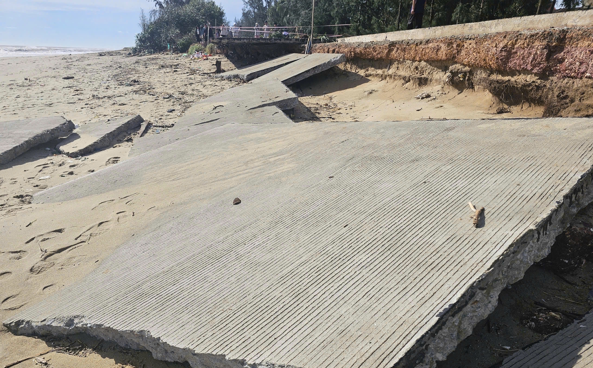 Sóng dữ xé toạc tuyến đường bê tông ven biển ở Quảng Ngãi- Ảnh 2.