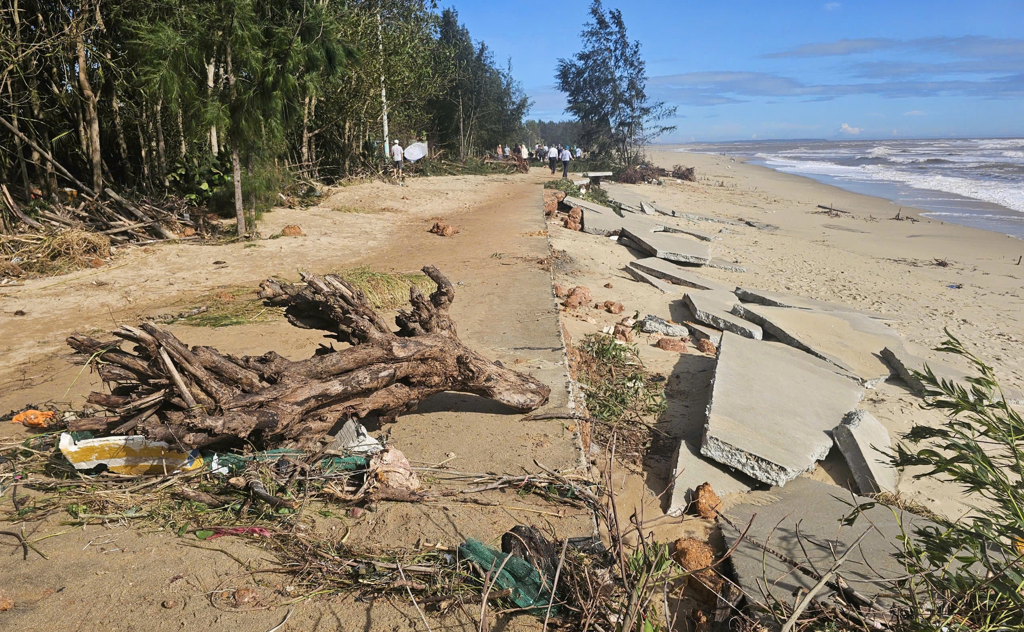 Sóng dữ xé toạc tuyến đường bê tông ven biển ở Quảng Ngãi- Ảnh 4.