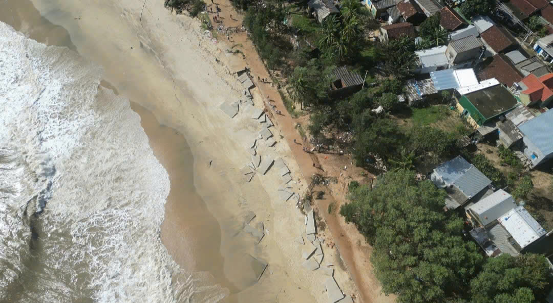 Sóng dữ xé toạc tuyến đường bê tông ven biển ở Quảng Ngãi- Ảnh 3.