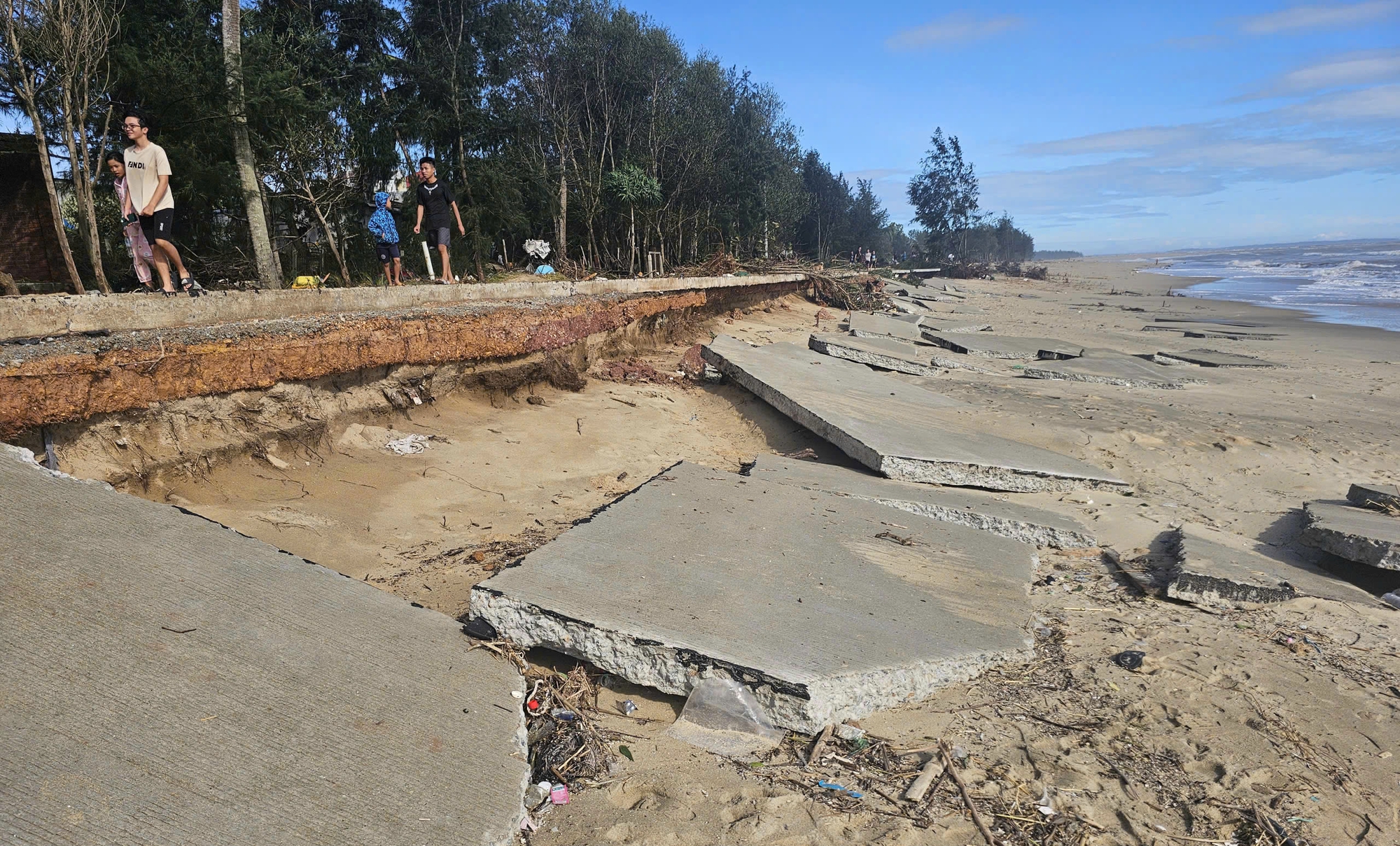 Sóng dữ xé toạc tuyến đường bê tông ven biển ở Quảng Ngãi- Ảnh 1.