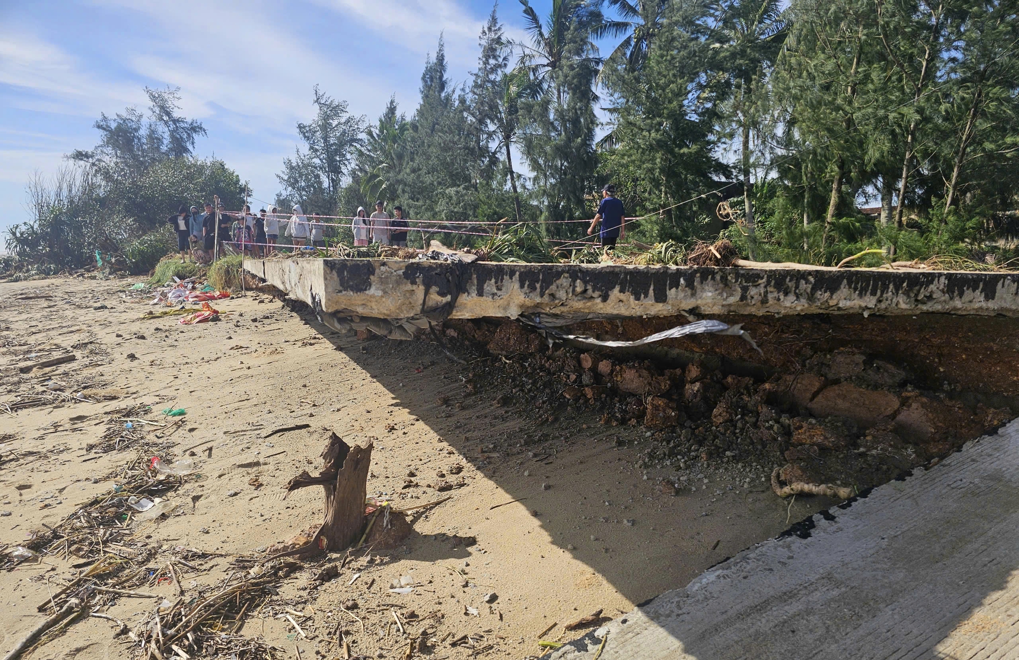 Sóng dữ xé toạc tuyến đường bê tông ven biển ở Quảng Ngãi- Ảnh 5.