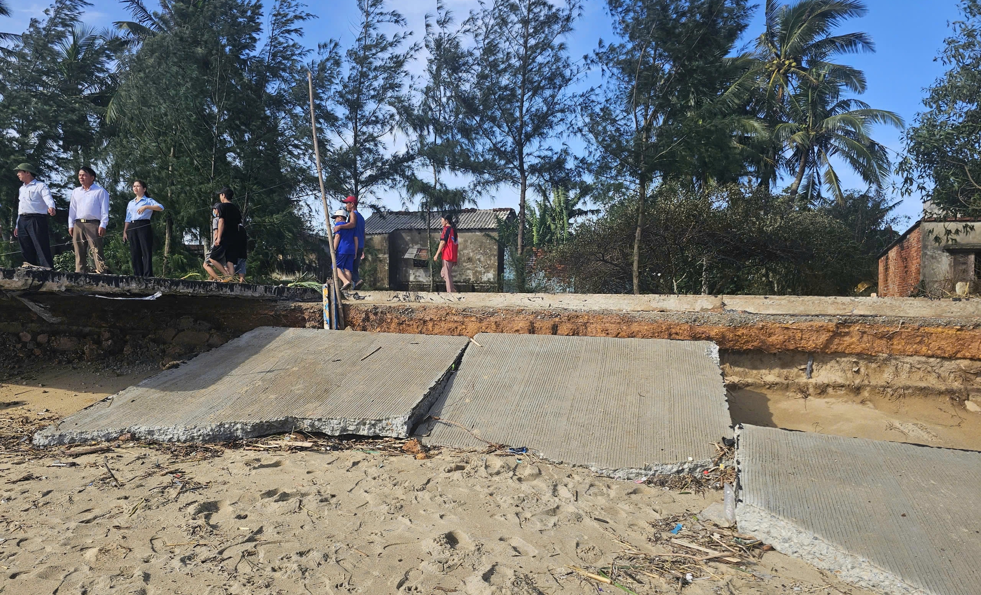 Sóng dữ xé toạc tuyến đường bê tông ven biển ở Quảng Ngãi- Ảnh 9.