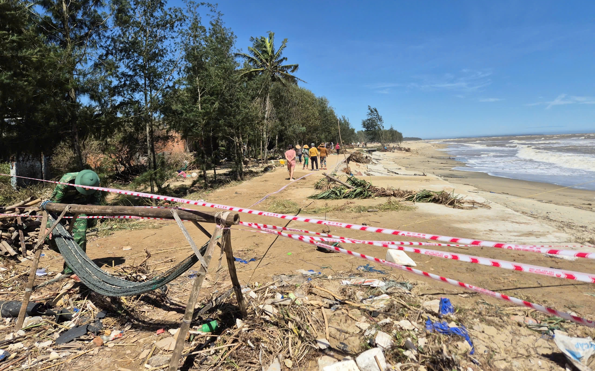 Sóng dữ xé toạc tuyến đường bê tông ven biển ở Quảng Ngãi- Ảnh 11.