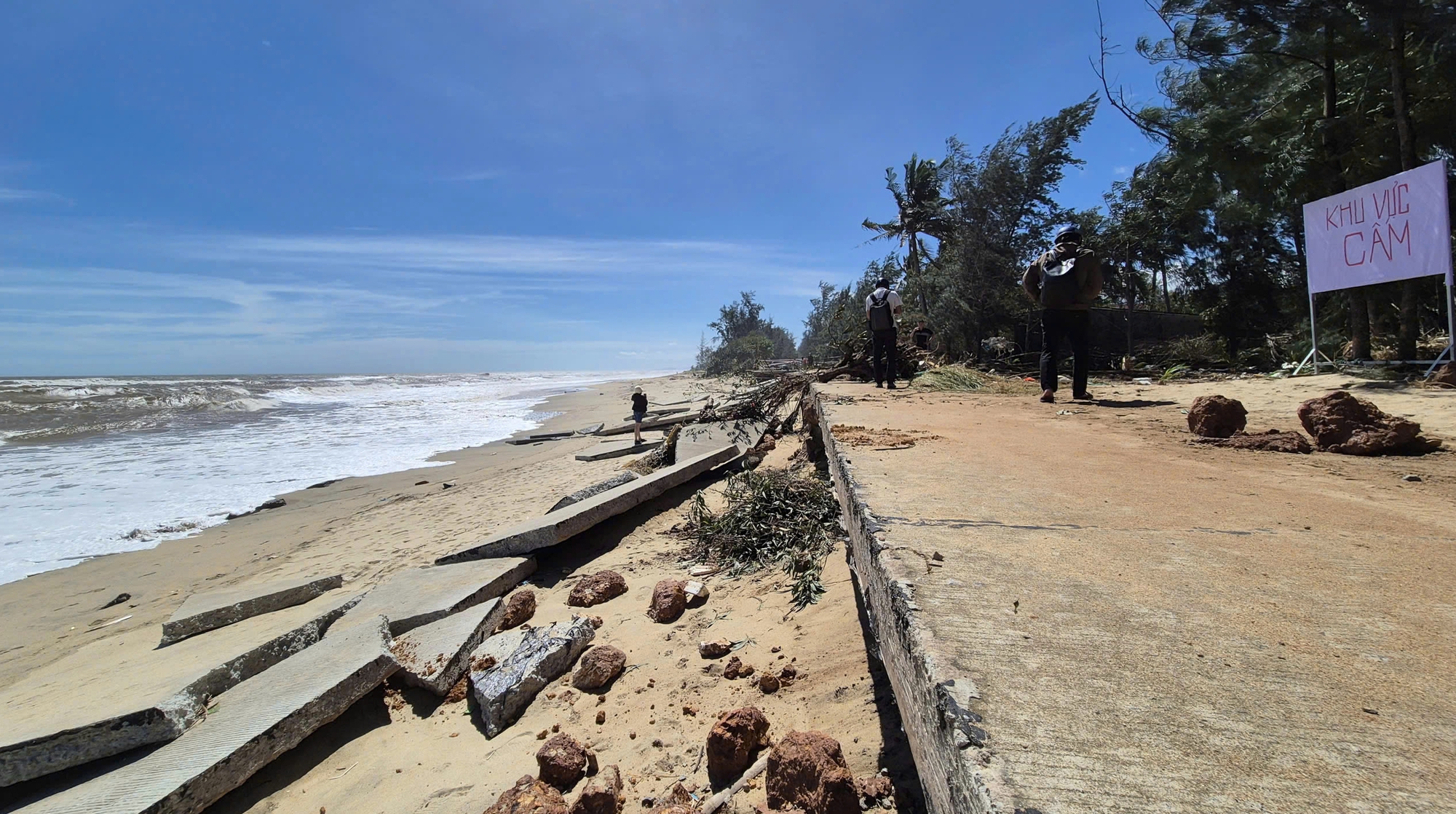 Sóng dữ xé toạc tuyến đường bê tông ven biển ở Quảng Ngãi- Ảnh 8.