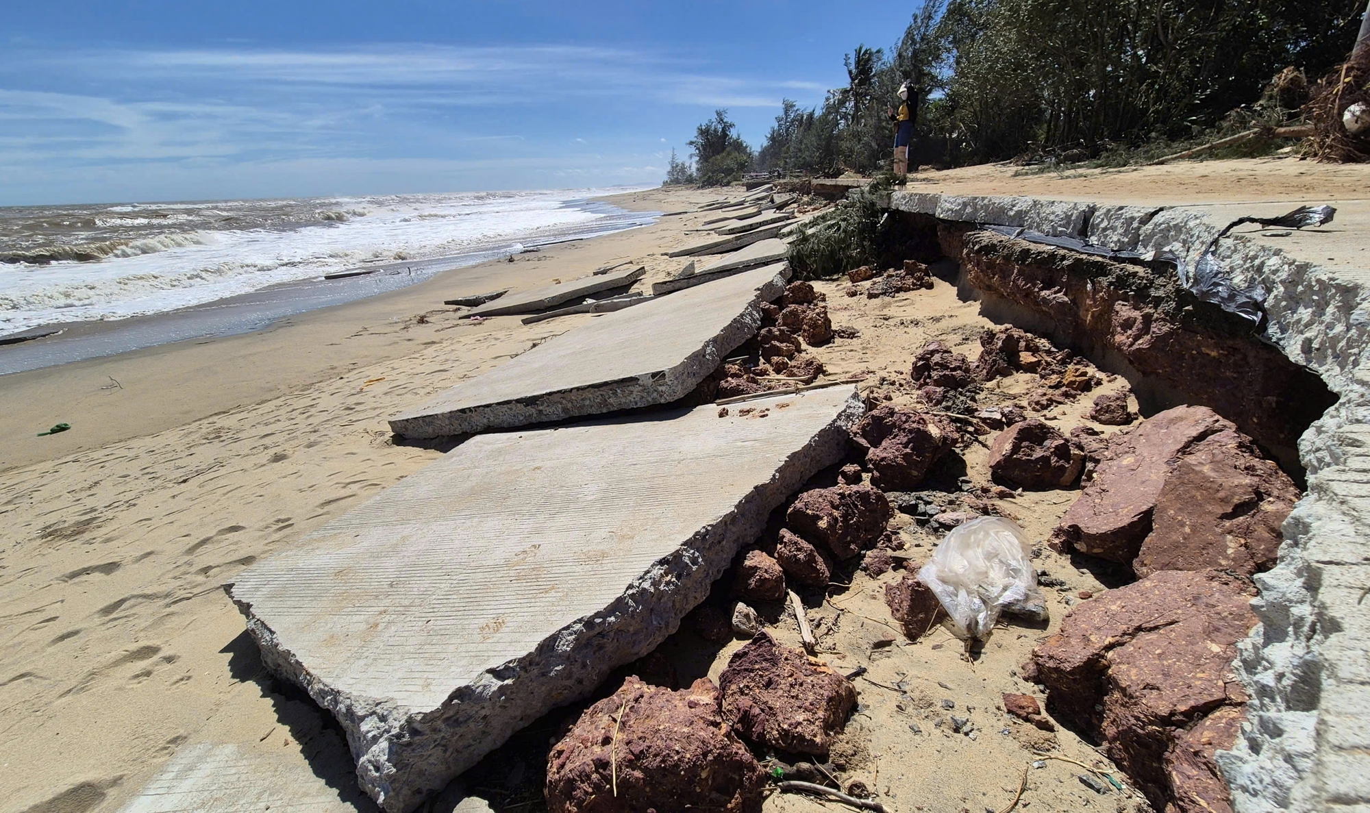 Sóng dữ xé toạc tuyến đường bê tông ven biển ở Quảng Ngãi- Ảnh 6.