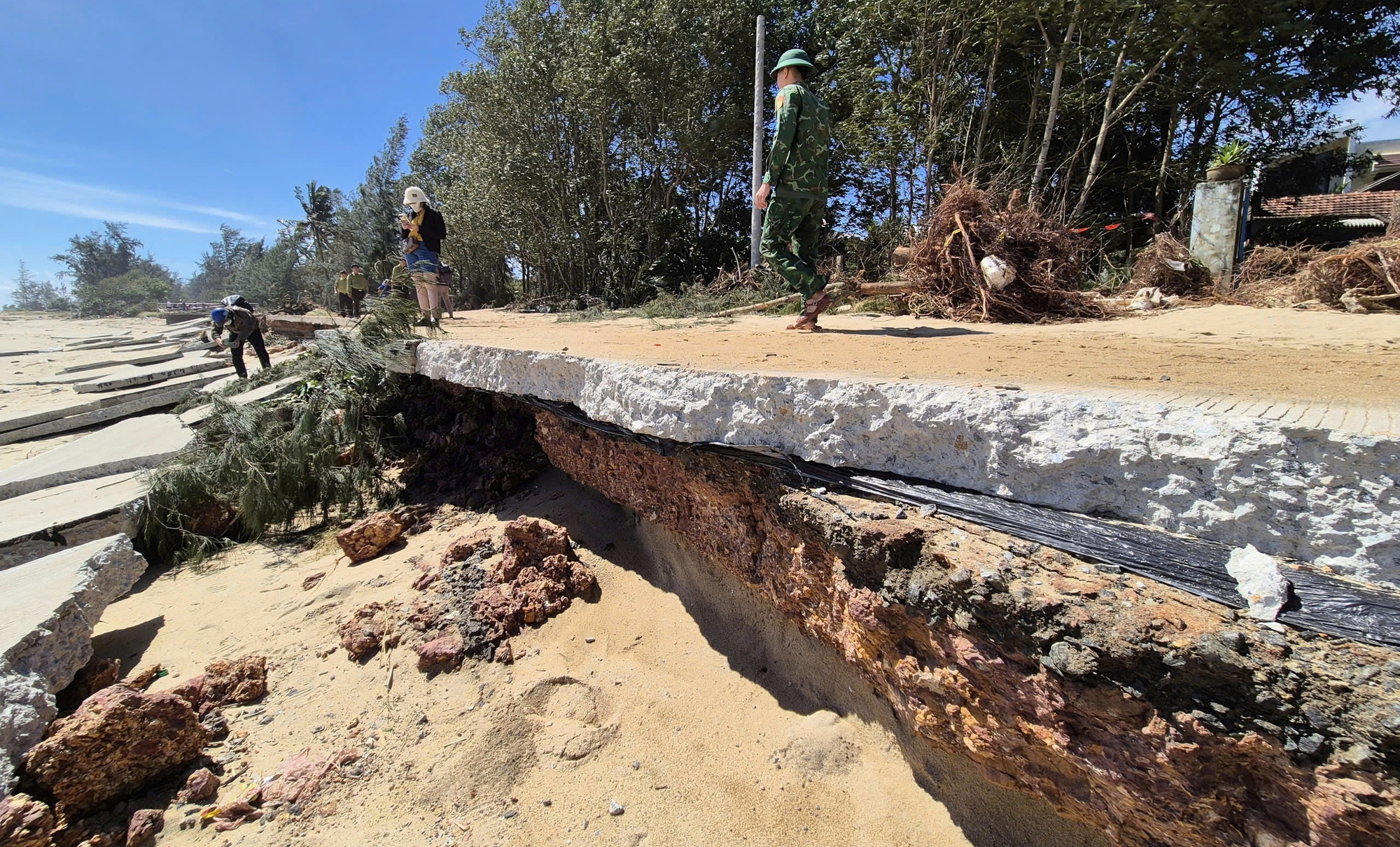 Sóng dữ xé toạc tuyến đường bê tông ven biển ở Quảng Ngãi- Ảnh 10.