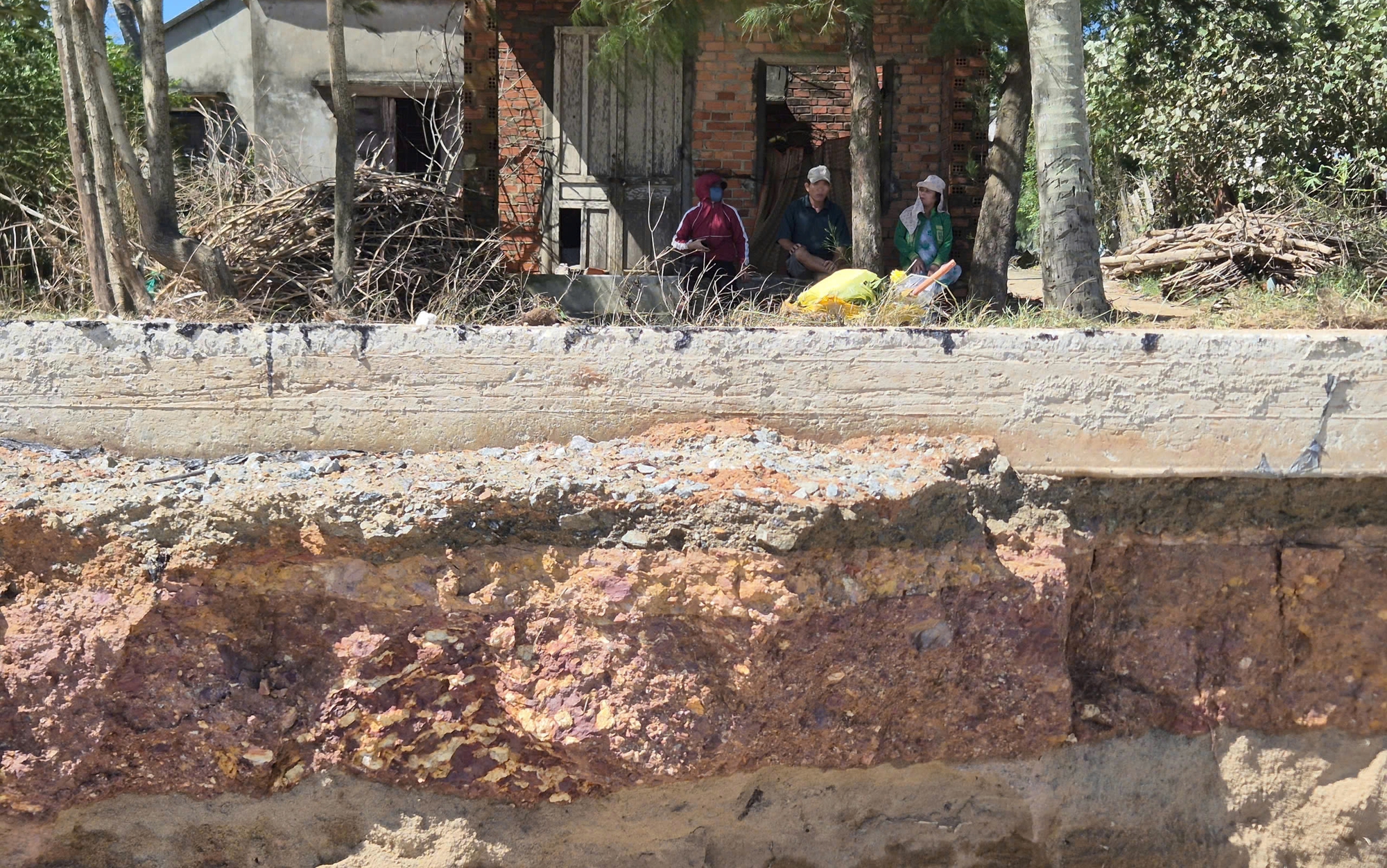 Sóng dữ xé toạc tuyến đường bê tông ven biển ở Quảng Ngãi- Ảnh 7.