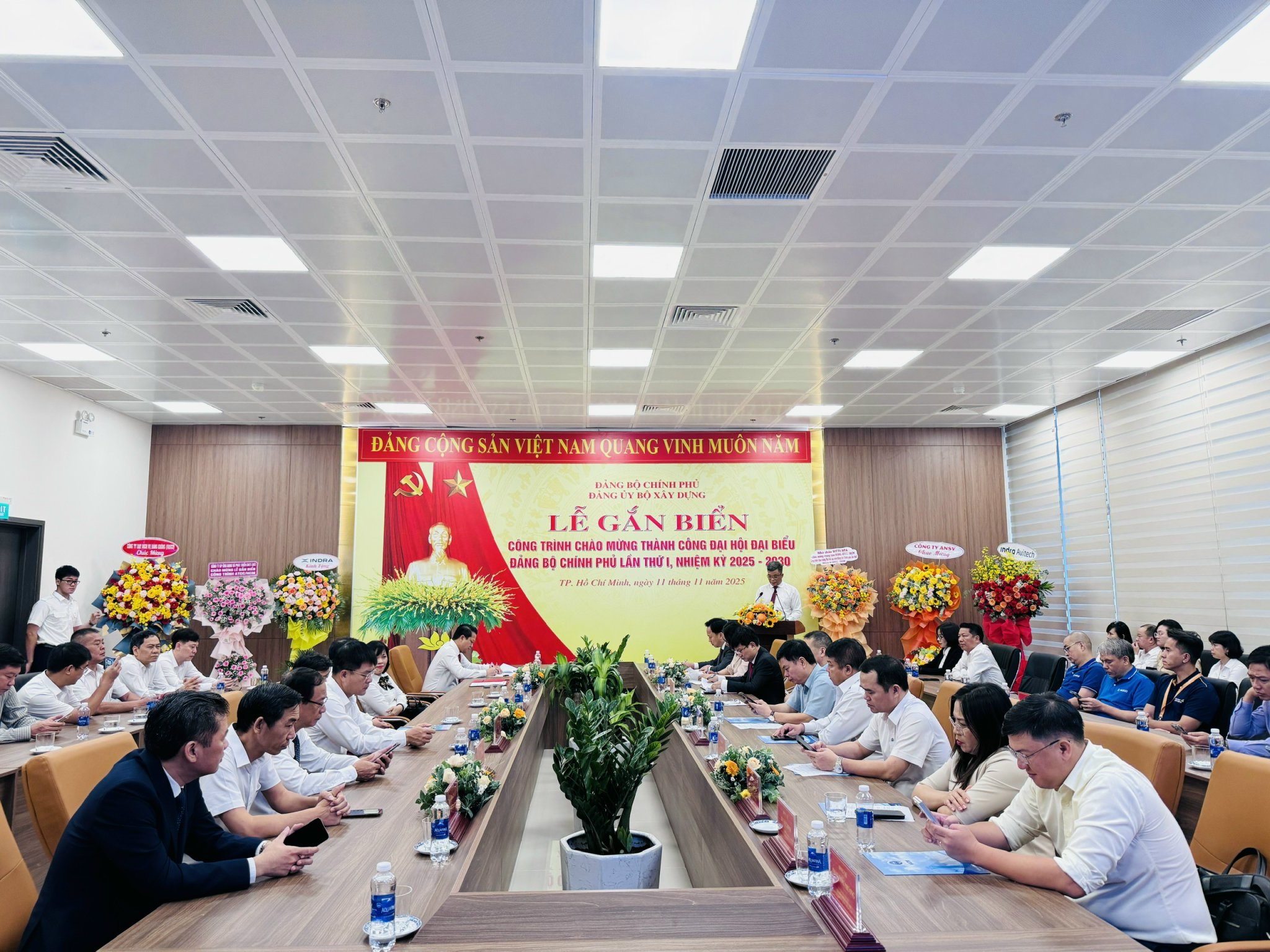 Gắn biển công trình ngành Xây dựng chào mừng Đại hội Đảng bộ Chính phủ lần thứ I- Ảnh 1.