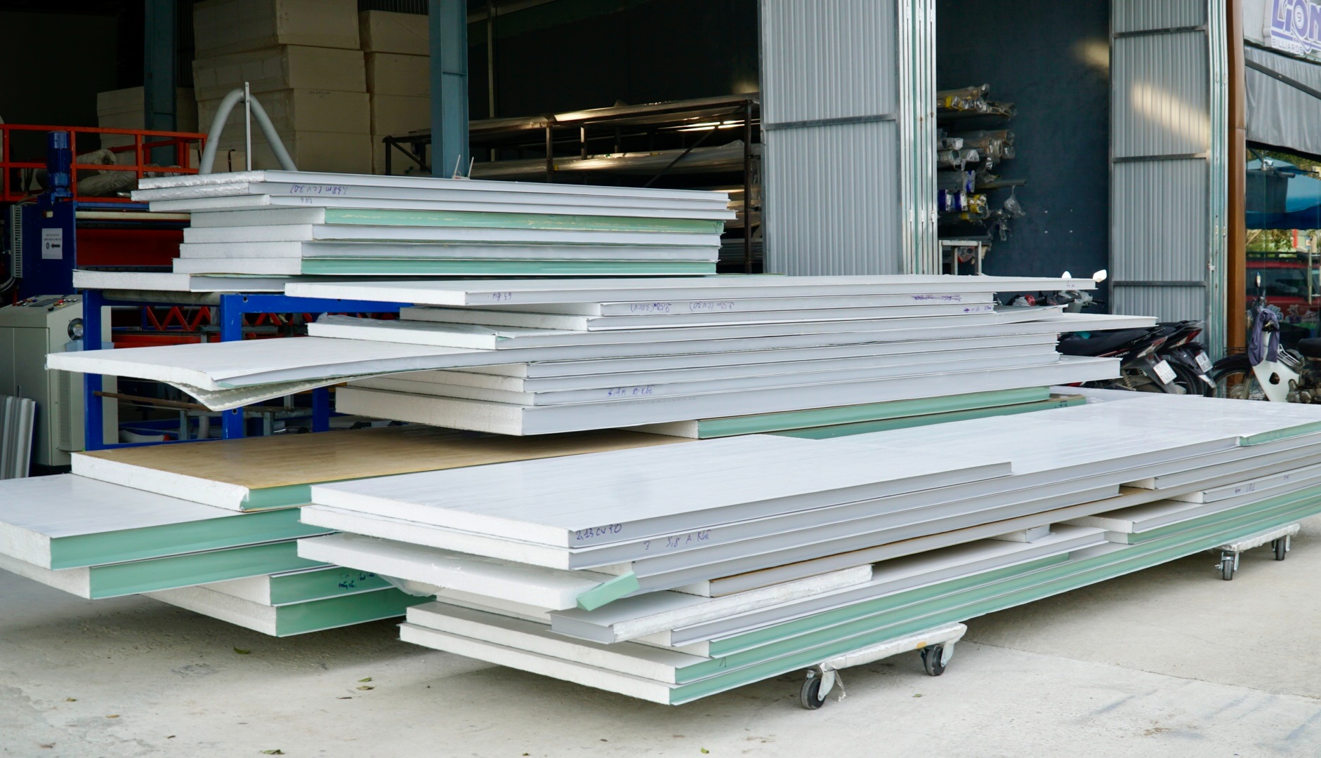 Gia Lai: Nhu cầu mua tôn tăng mạnh sau bão, thị trường vật liệu được kiểm soát chặt- Ảnh 6.