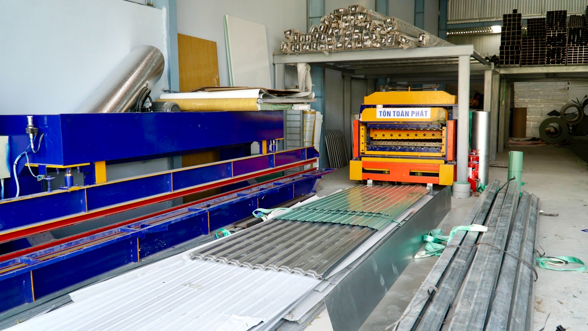 Gia Lai: Nhu cầu mua tôn tăng mạnh sau bão, thị trường vật liệu được kiểm soát chặt- Ảnh 4.