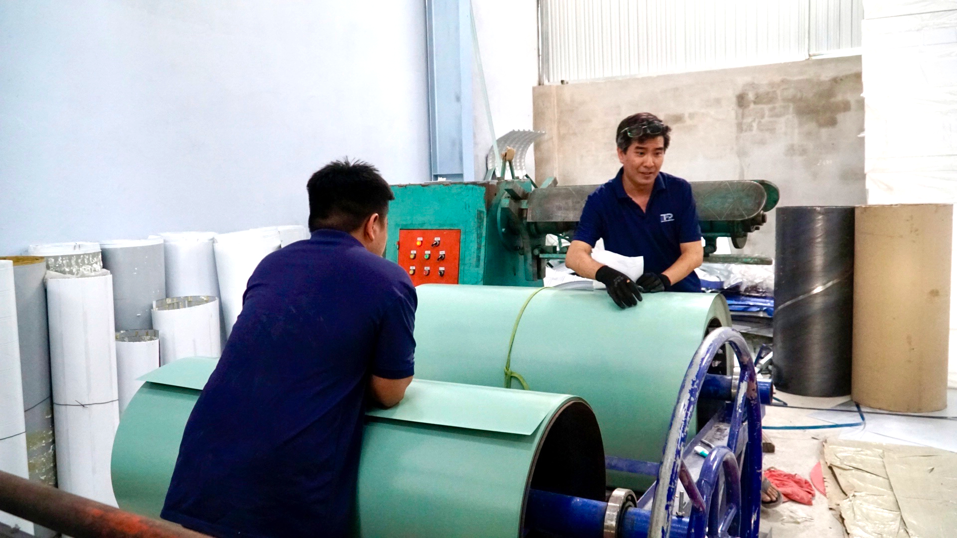 Gia Lai: Nhu cầu mua tôn tăng mạnh sau bão, thị trường vật liệu được kiểm soát chặt- Ảnh 3.