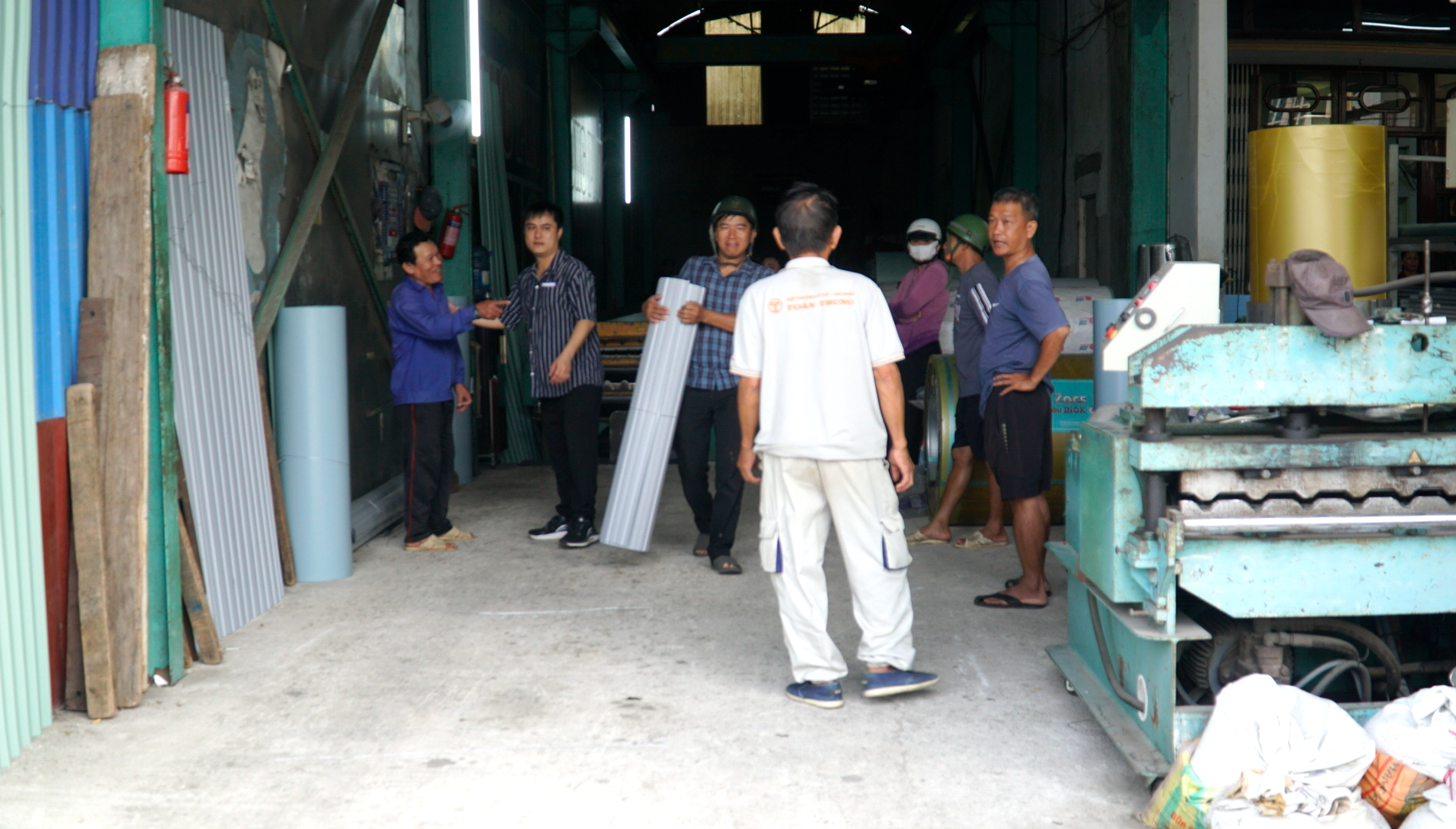 Gia Lai: Nhu cầu mua tôn tăng mạnh sau bão, thị trường vật liệu được kiểm soát chặt- Ảnh 5.