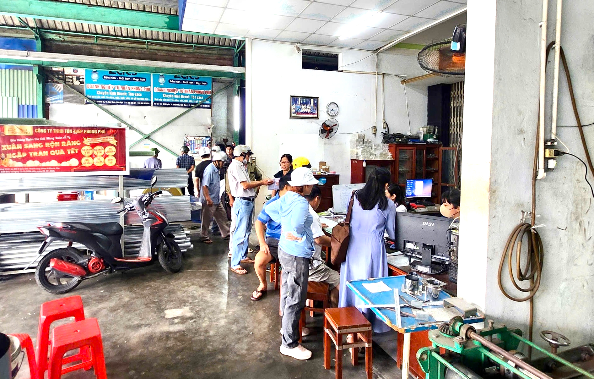 Gia Lai: Nhu cầu mua tôn tăng mạnh sau bão, thị trường vật liệu được kiểm soát chặt- Ảnh 1.