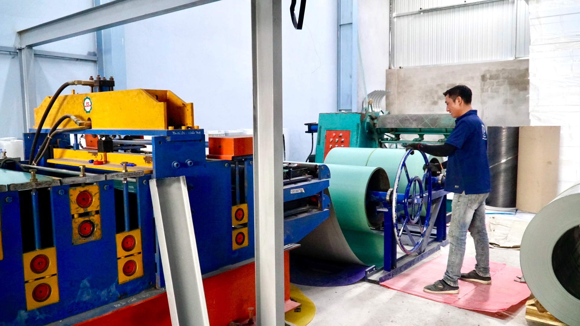 Gia Lai: Nhu cầu mua tôn tăng mạnh sau bão, thị trường vật liệu được kiểm soát chặt- Ảnh 2.