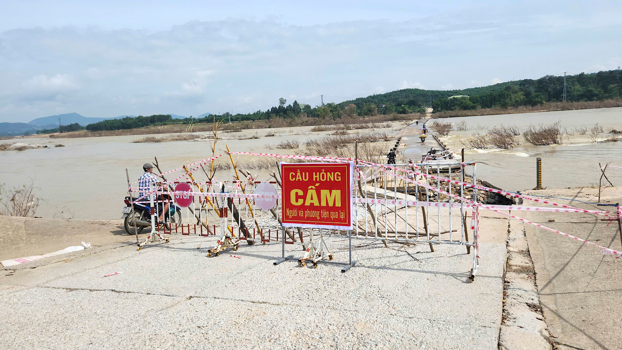 Quảng Ngãi: Người dân liều mình băng qua cầu tràn bị lũ cuốn trôi mặt bê tông- Ảnh 11.