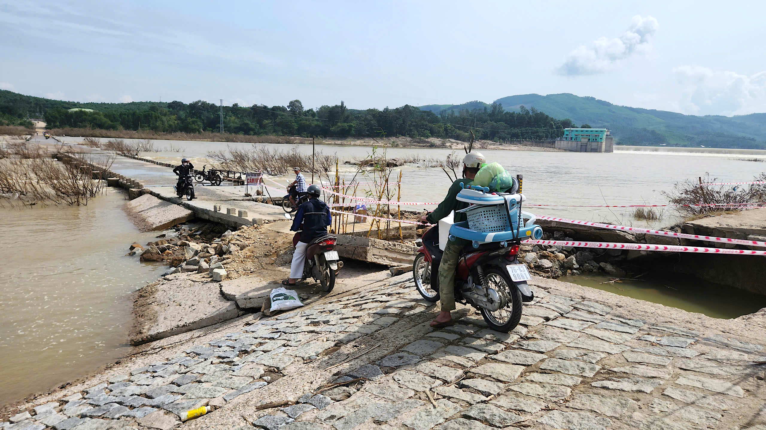 Quảng Ngãi: Người dân liều mình băng qua cầu tràn bị lũ cuốn trôi mặt bê tông- Ảnh 5.