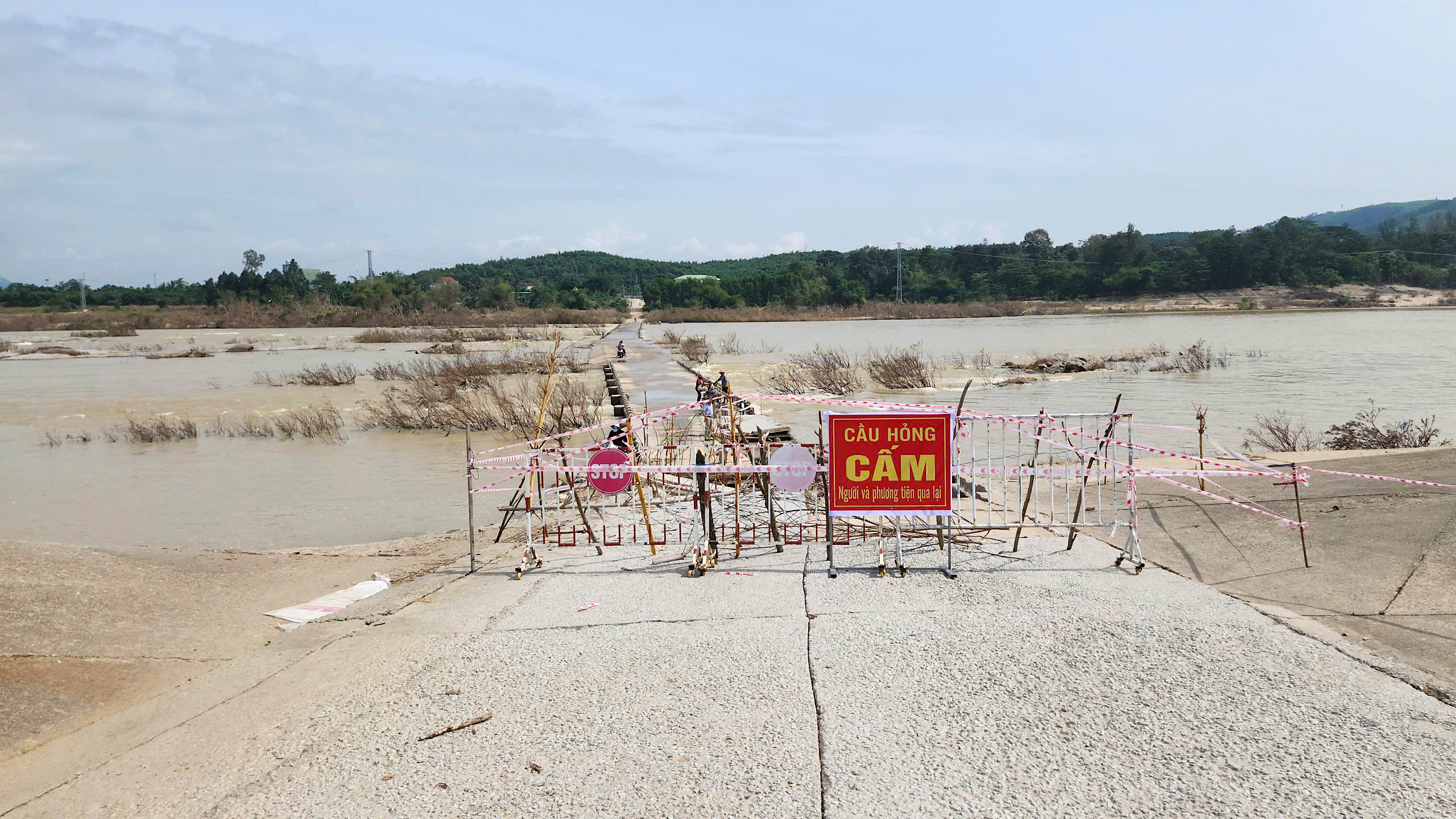 Quảng Ngãi: Người dân liều mình băng qua cầu tràn bị lũ cuốn trôi mặt bê tông- Ảnh 3.