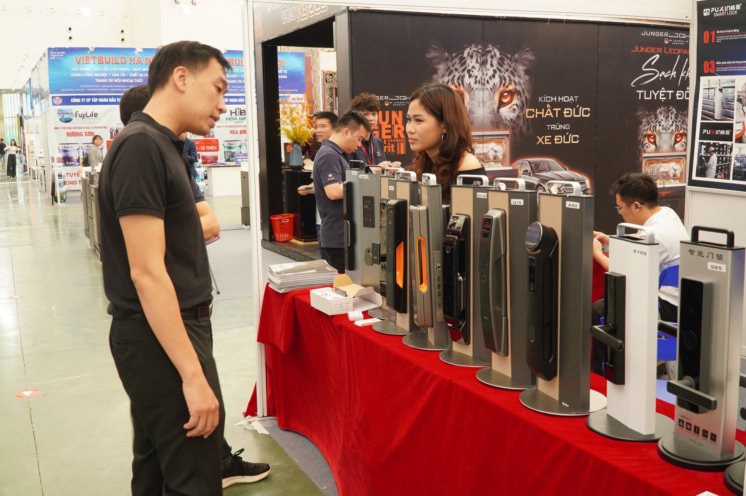 Đa dạng trải nghiệm tại triển lãm Vietbuild Hà Nội 2025- Ảnh 19. Đa dạng trải nghiệm tại triển lãm Vietbuild Hà Nội 2025- Ảnh 19.