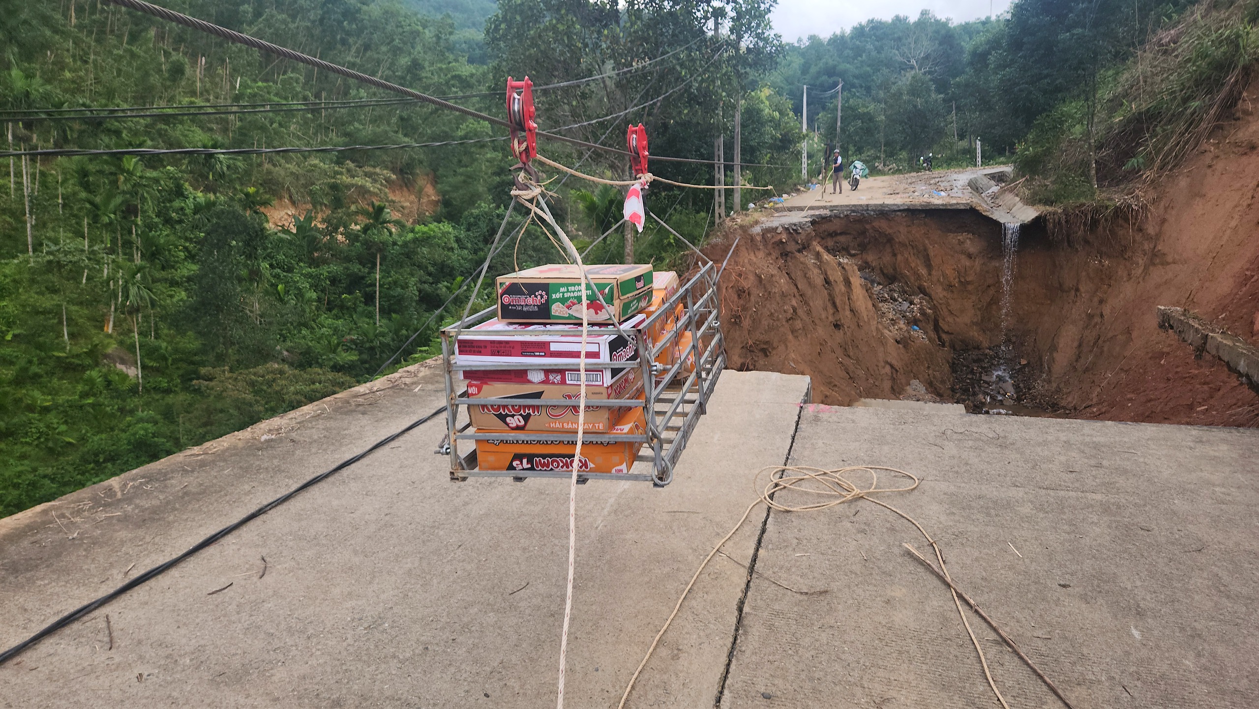 Hai tuần sau mưa lũ, đường huyết mạch ở xã miền núi Quảng Ngãi vẫn bị chia cắt- Ảnh 8.
