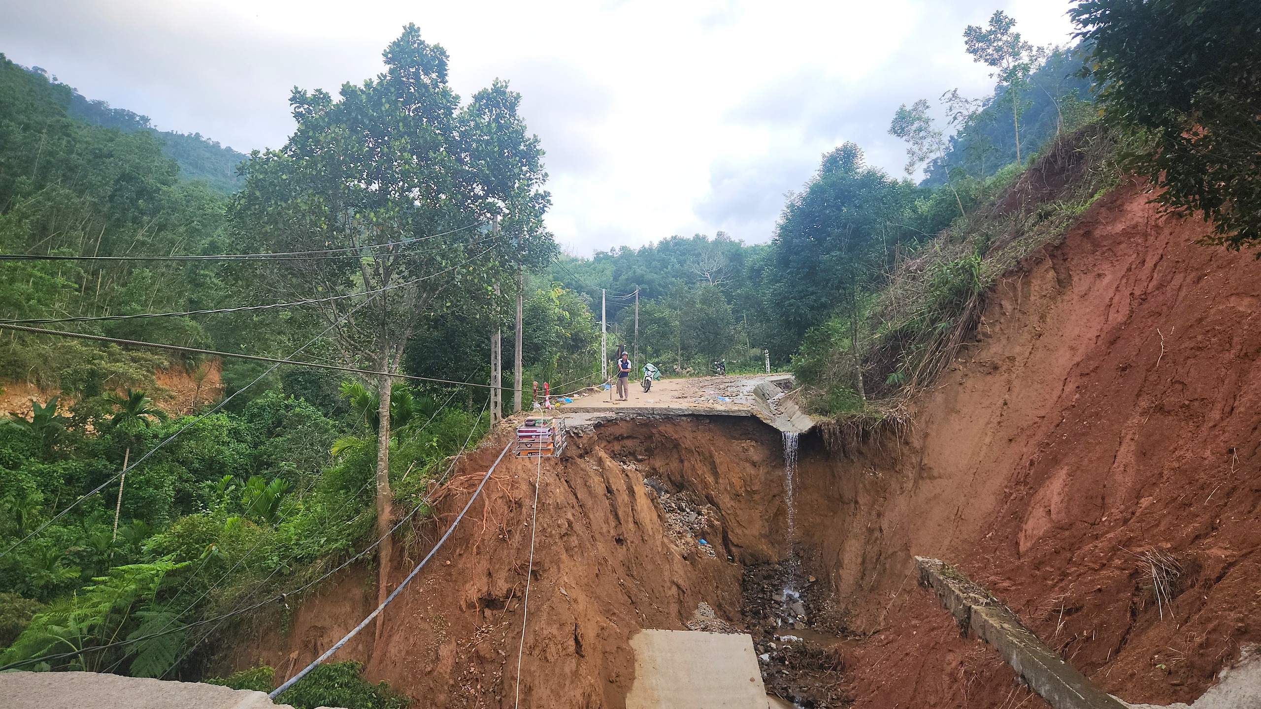 Hai tuần sau mưa lũ, đường huyết mạch ở xã miền núi Quảng Ngãi vẫn bị chia cắt- Ảnh 9.