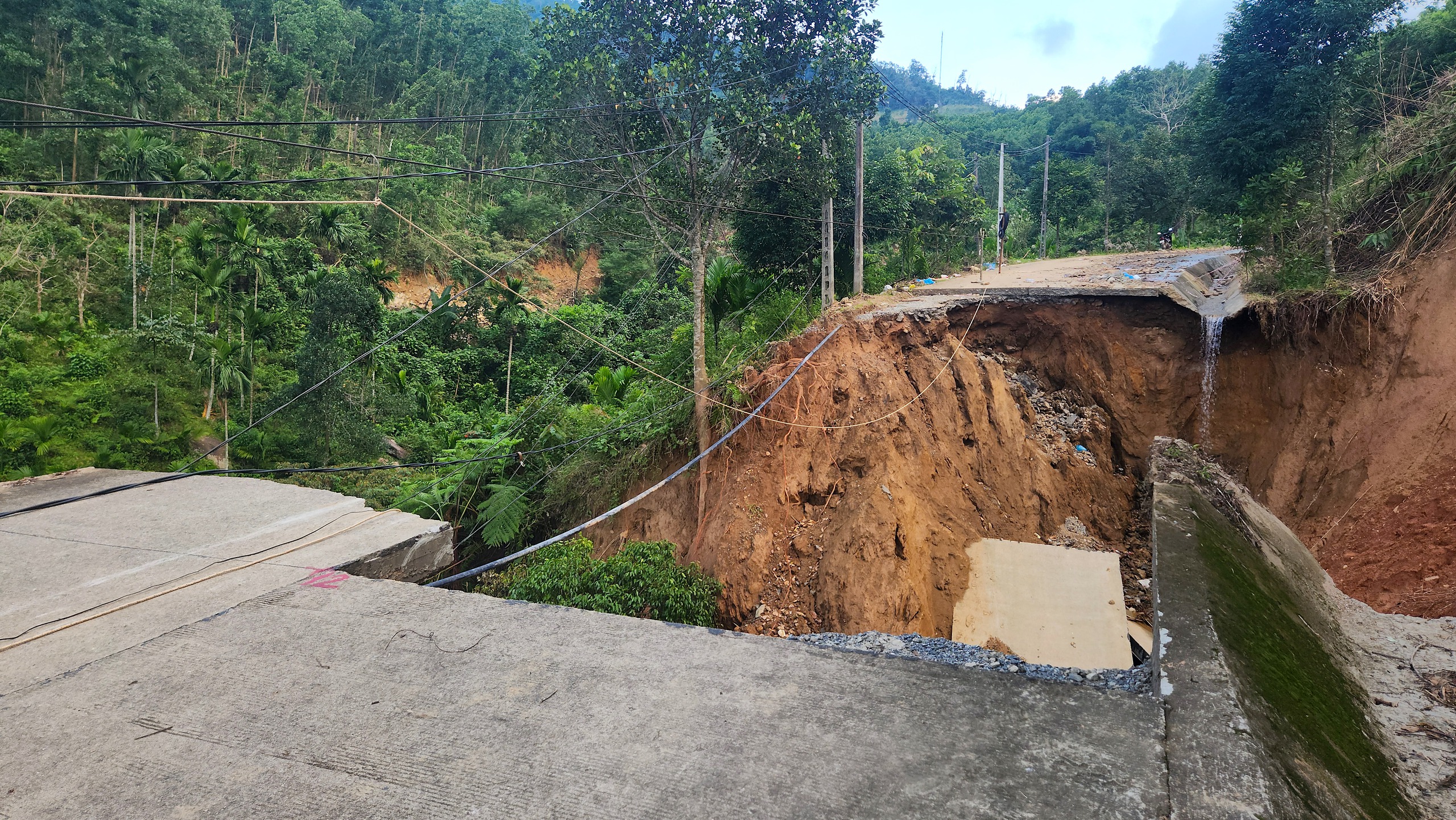 Hai tuần sau mưa lũ, đường huyết mạch ở xã miền núi Quảng Ngãi vẫn bị chia cắt- Ảnh 2.