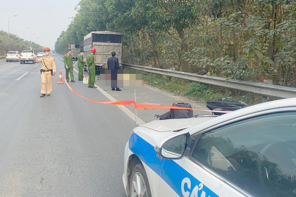 Tìm nhân chứng vụ xe máy chở 3 bị tai nạn trên đại lộ Thăng Long, một người tử vong- Ảnh 1. Tìm nhân chứng vụ xe máy chở 3 bị tai nạn trên đại lộ Thăng Long, một người tử vong- Ảnh 1.