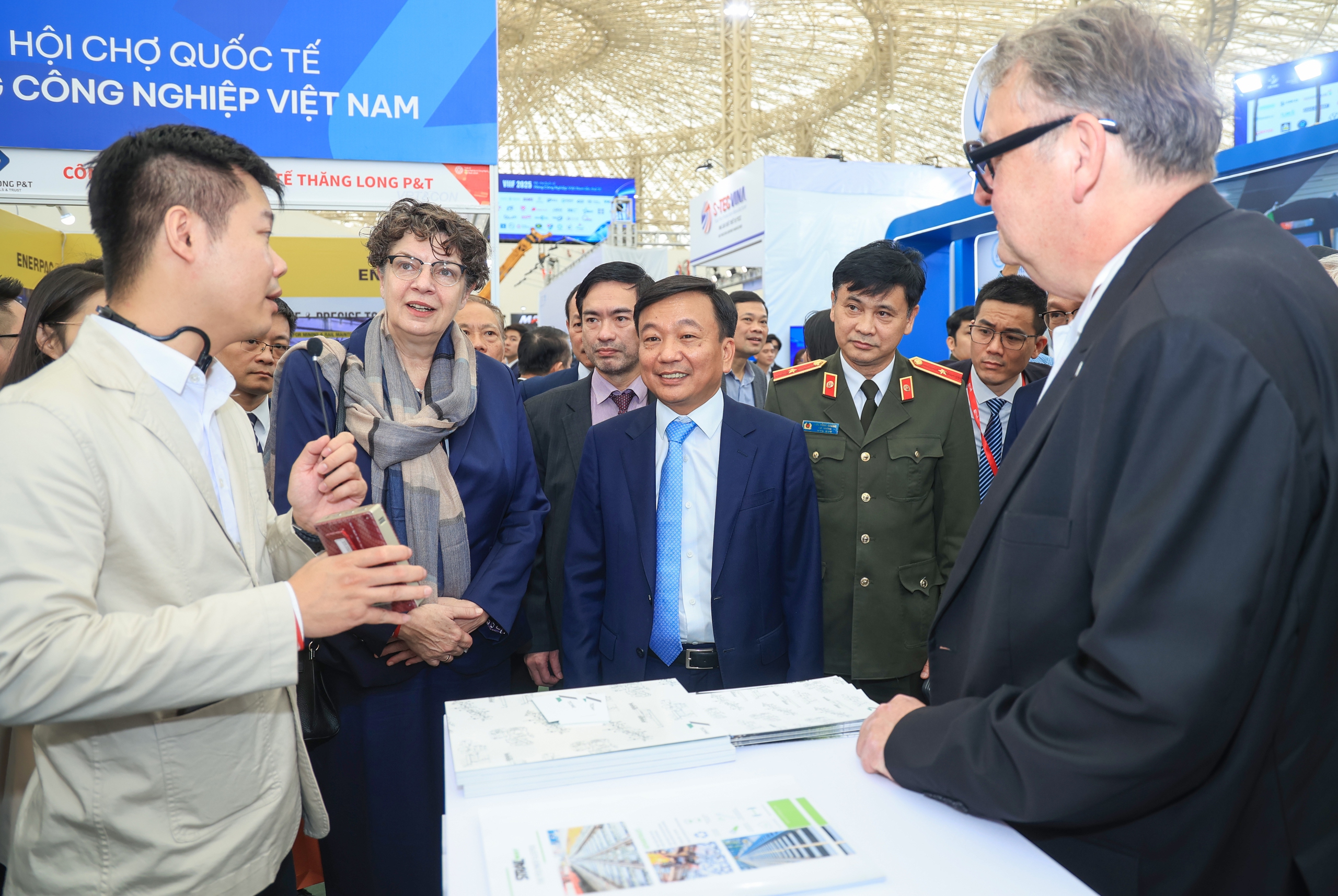 Khai mạc triển lãm và hội nghị quốc tế đường sắt VRT & CONS 2025- Ảnh 1. Khai mạc triển lãm và hội nghị quốc tế đường sắt VRT & CONS 2025- Ảnh 1.