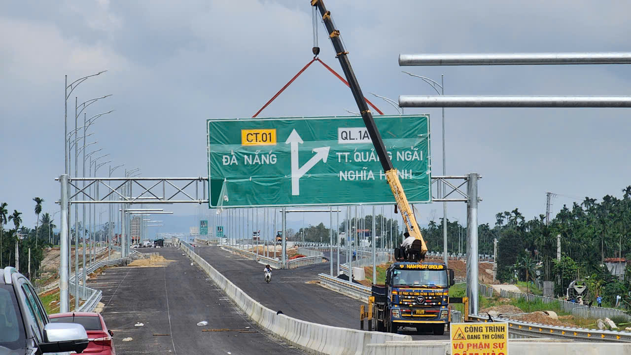 Thứ trưởng Nguyễn Việt Hùng: Nỗ lực đưa cao tốc Quảng Ngãi - Hoài Nhơn về đích đúng hẹn- Ảnh 2. Thứ trưởng Nguyễn Việt Hùng: Nỗ lực đưa cao tốc Quảng Ngãi - Hoài Nhơn về đích đúng hẹn- Ảnh 2.