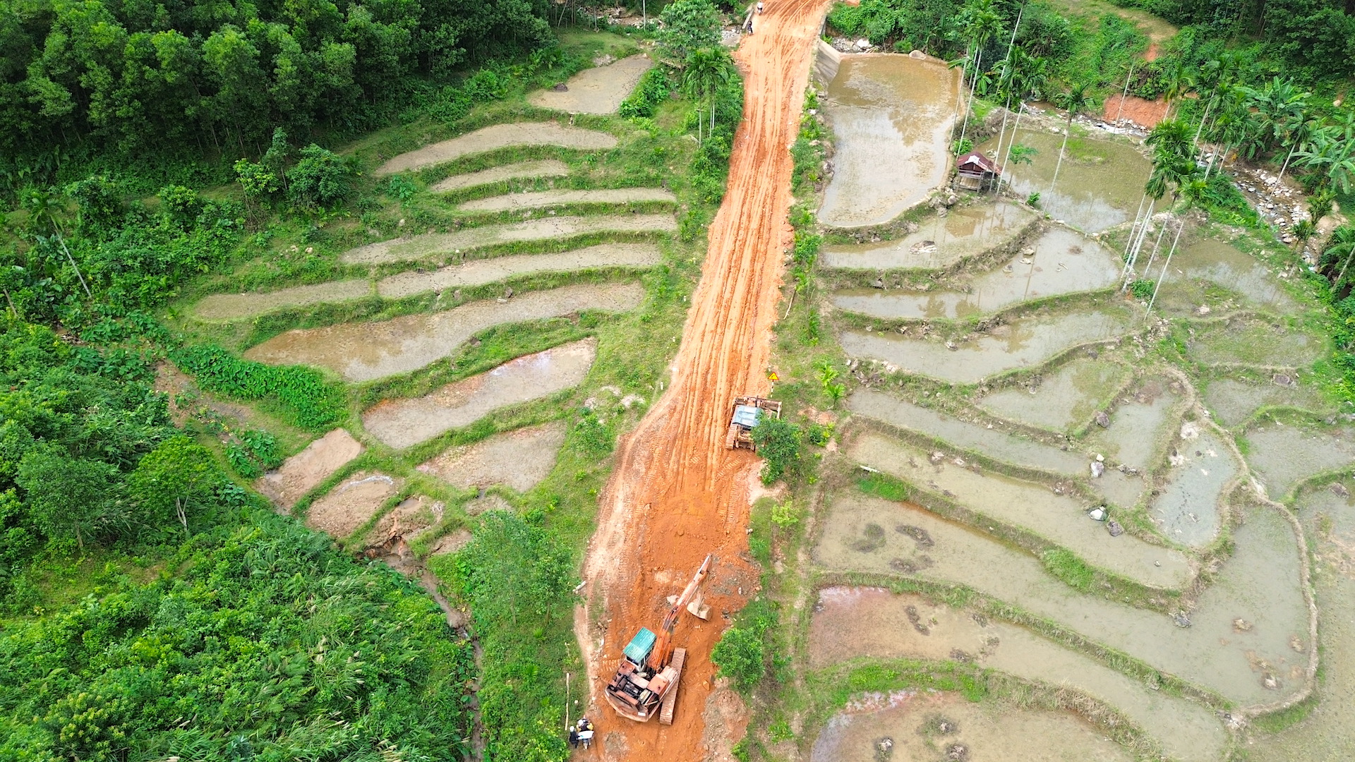 Hai tuần sau mưa lũ, đường huyết mạch ở xã miền núi Quảng Ngãi vẫn bị chia cắt- Ảnh 14.