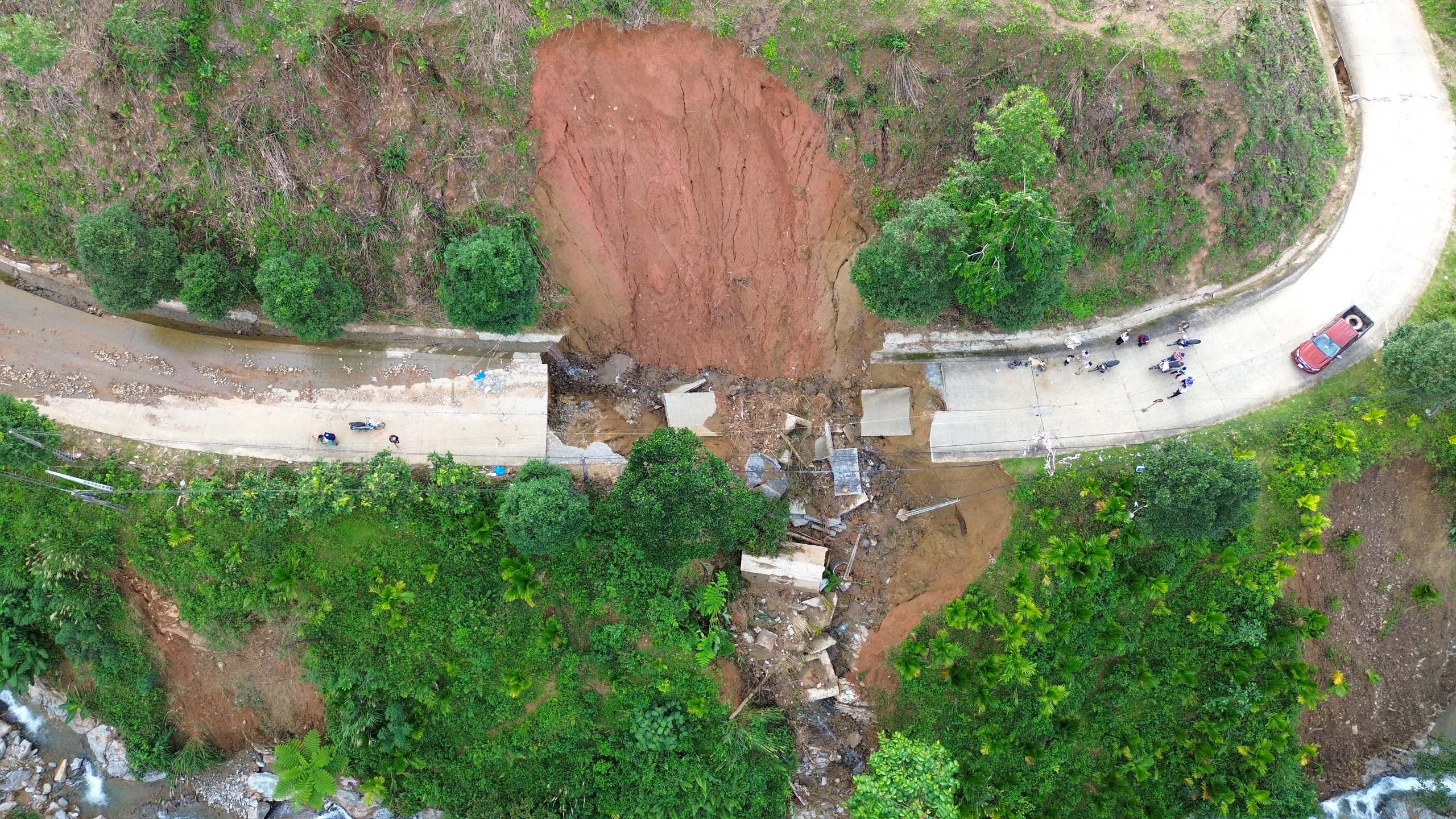 Hai tuần sau mưa lũ, đường huyết mạch ở xã miền núi Quảng Ngãi vẫn bị chia cắt- Ảnh 5.