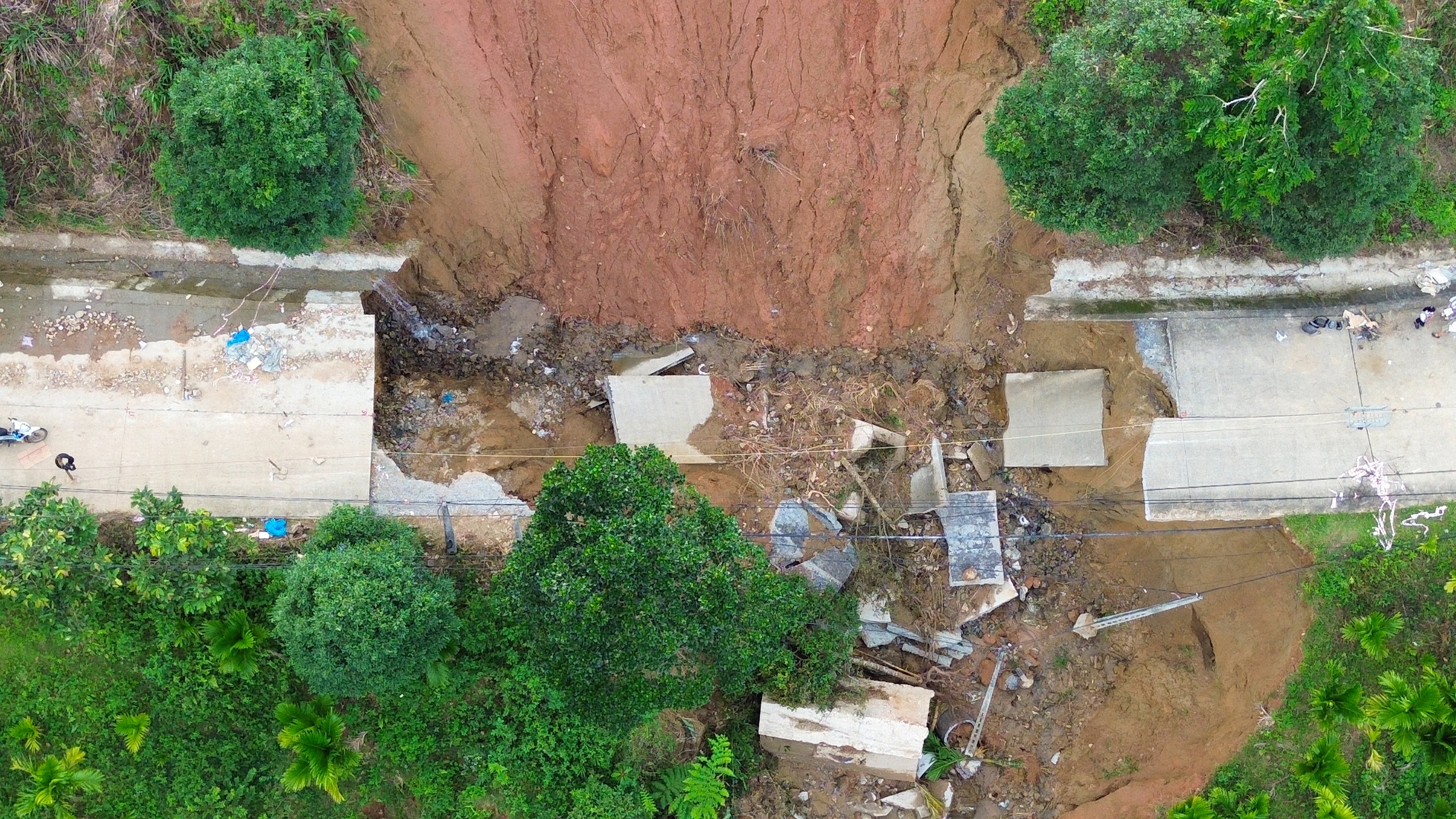 Hai tuần sau mưa lũ, đường huyết mạch ở xã miền núi Quảng Ngãi vẫn bị chia cắt- Ảnh 1.