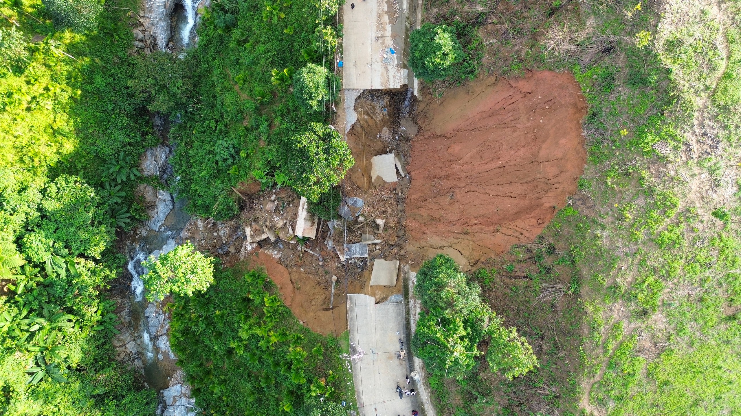 Hai tuần sau mưa lũ, đường huyết mạch ở xã miền núi Quảng Ngãi vẫn bị chia cắt- Ảnh 10.