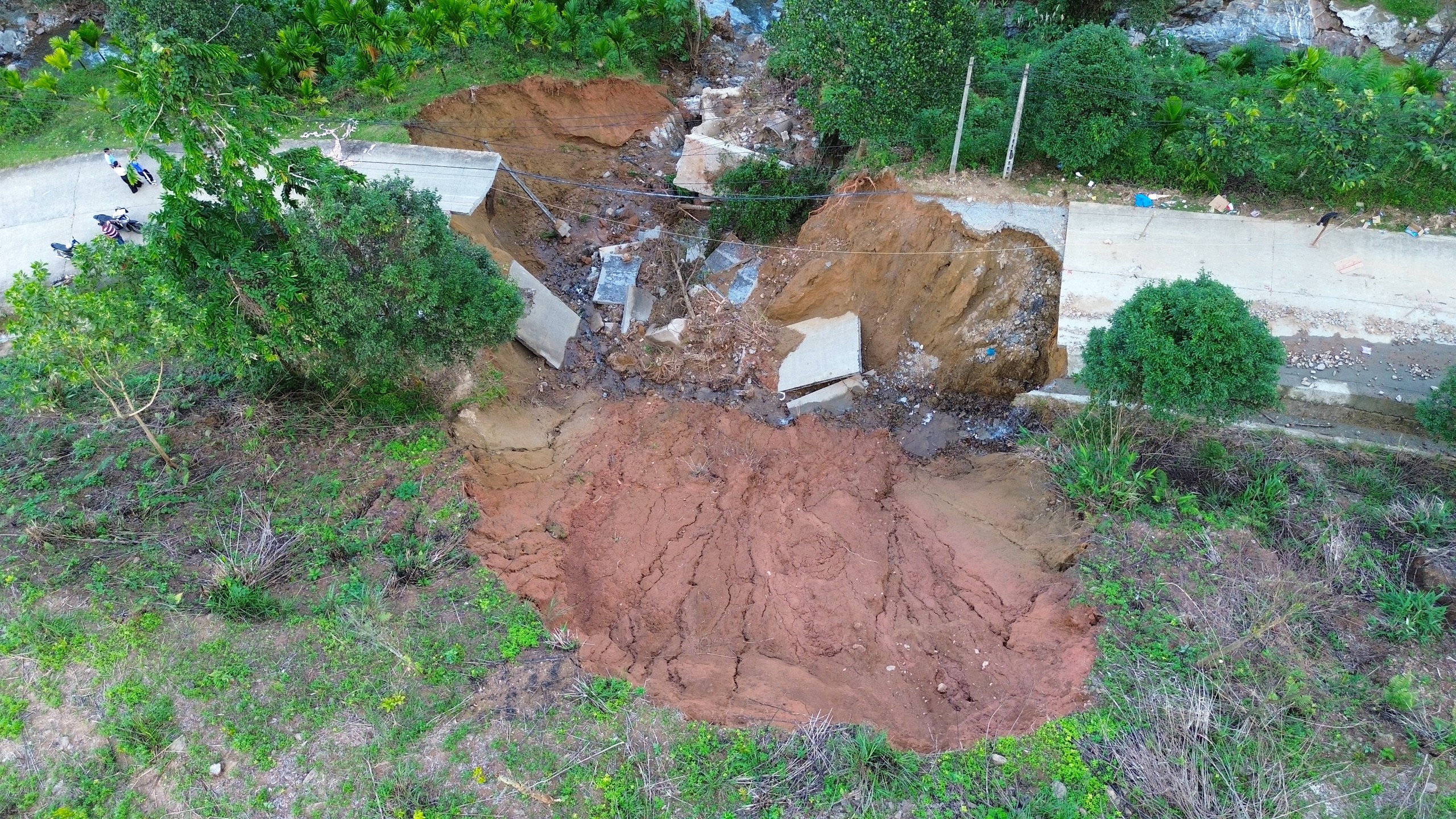 Hai tuần sau mưa lũ, đường huyết mạch ở xã miền núi Quảng Ngãi vẫn bị chia cắt- Ảnh 11.