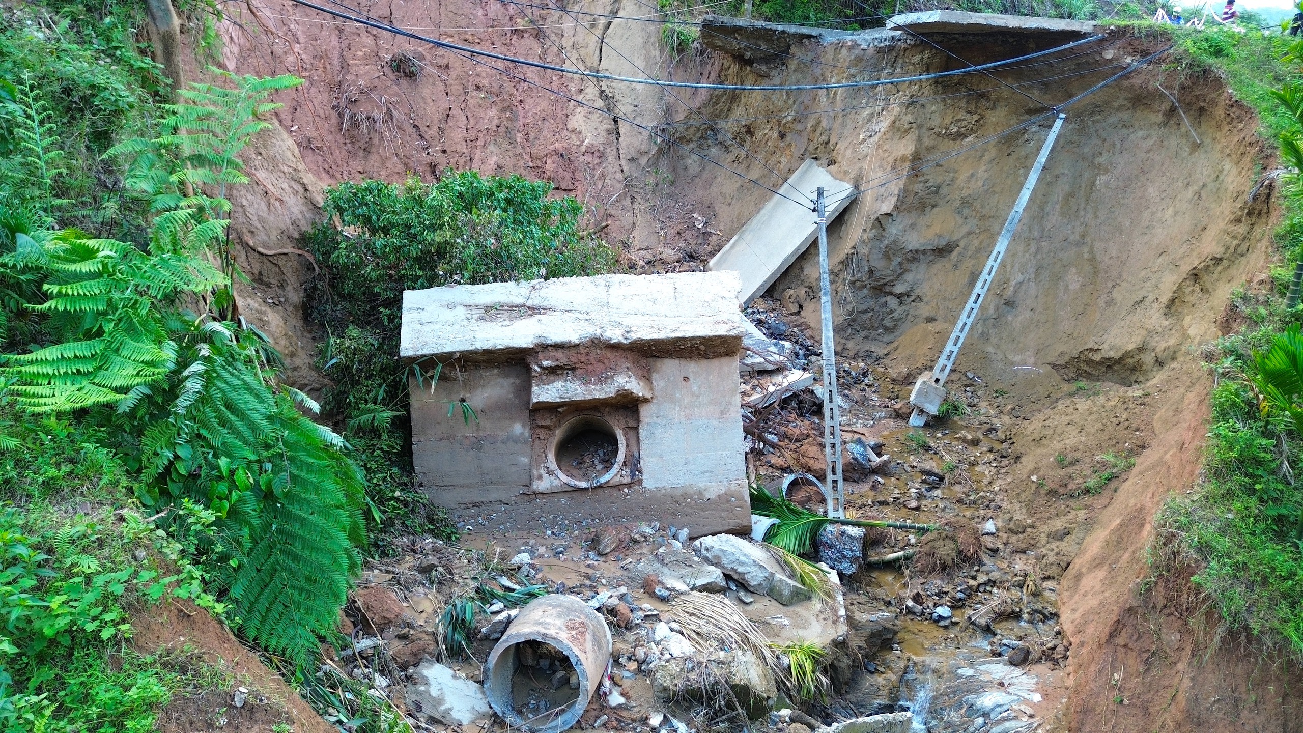 Hai tuần sau mưa lũ, đường huyết mạch ở xã miền núi Quảng Ngãi vẫn bị chia cắt- Ảnh 3.