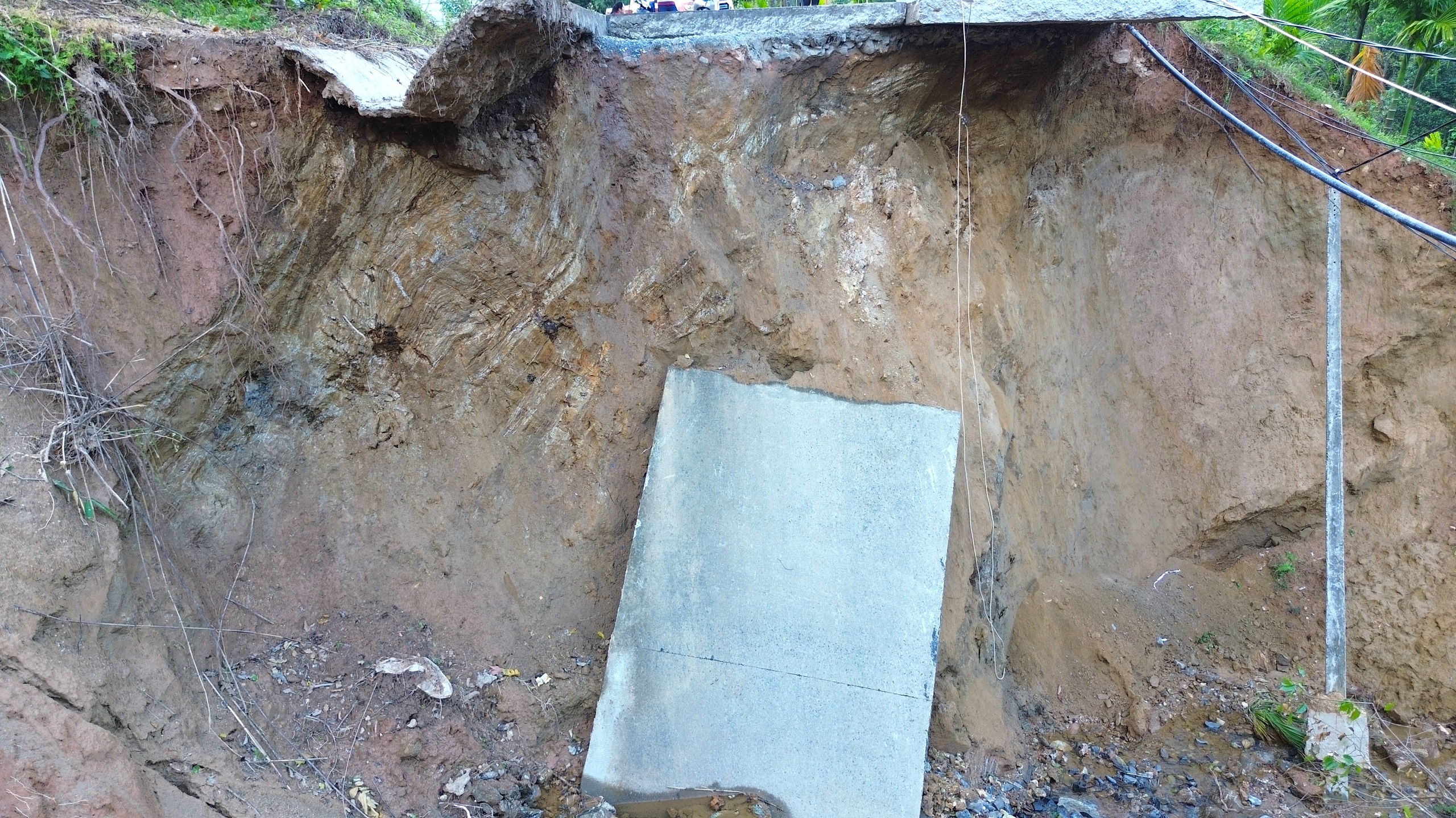 Hai tuần sau mưa lũ, đường huyết mạch ở xã miền núi Quảng Ngãi vẫn bị chia cắt- Ảnh 4.