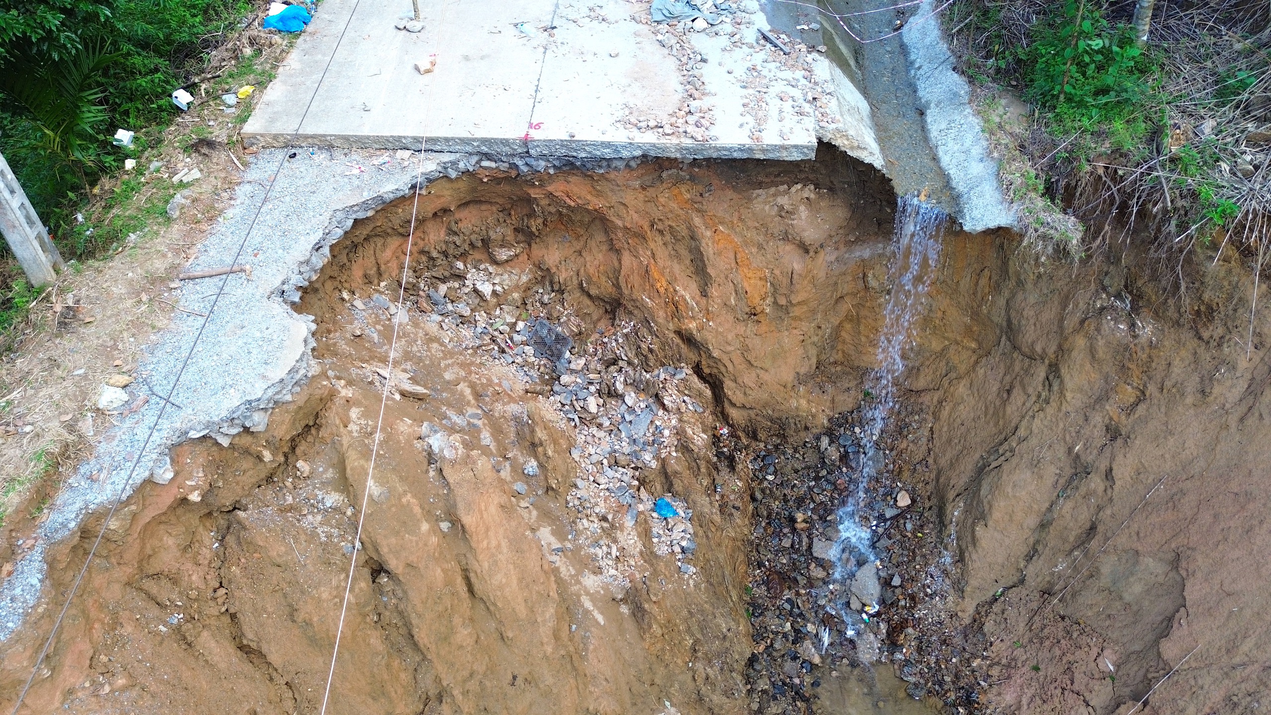 Hai tuần sau mưa lũ, đường huyết mạch ở xã miền núi Quảng Ngãi vẫn bị chia cắt- Ảnh 7.