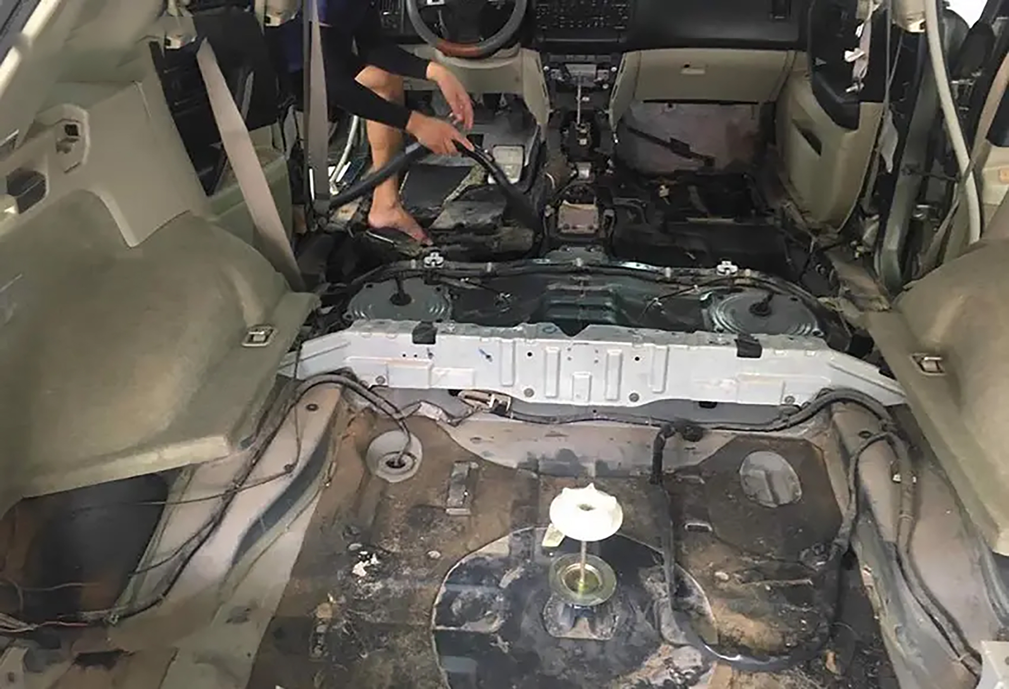 Ô tô đi mưa bị đọng nước dưới sàn, xử lý thế nào?- Ảnh 1.