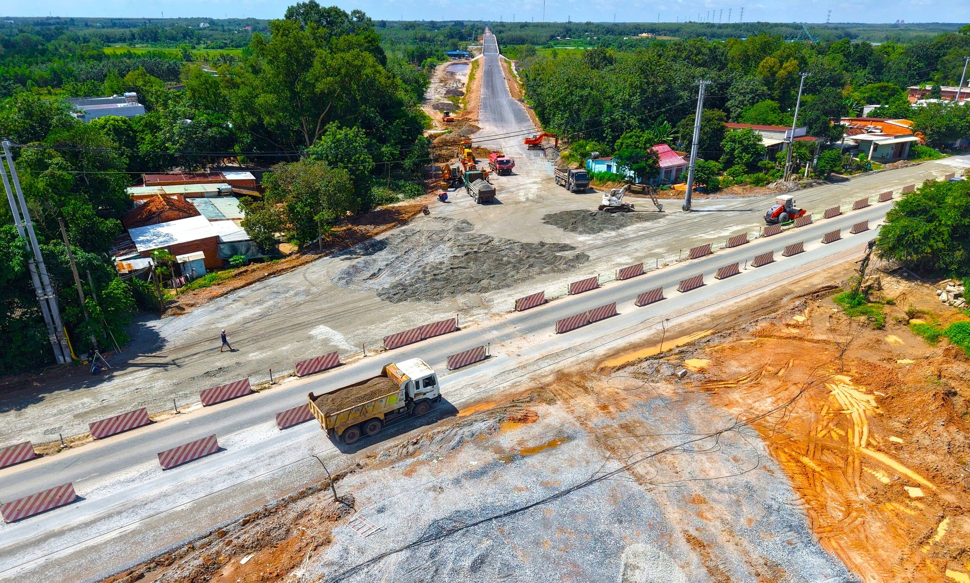 Bộ Xây dựng đề nghị hỗ trợ nguồn vật liệu thi công Dự án đường Hồ Chí Minh- Ảnh 1. Bộ Xây dựng đề nghị hỗ trợ nguồn vật liệu thi công Dự án đường Hồ Chí Minh- Ảnh 1.