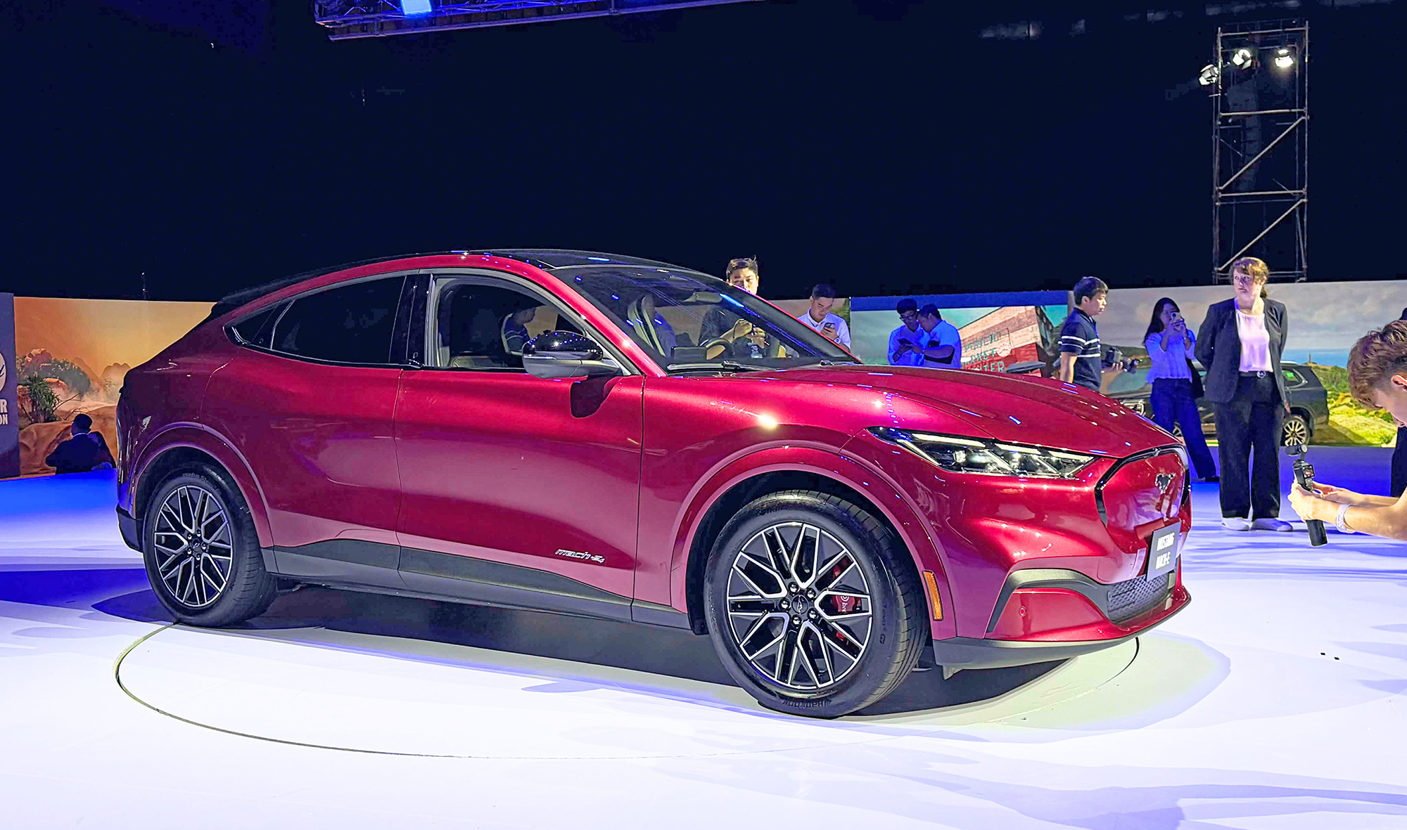 Hãng xe tung mẫu mới, ưu đãi lớn đua doanh số- Ảnh 2.