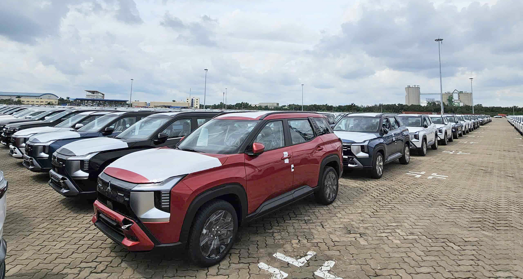 Hãng xe tung mẫu mới, ưu đãi lớn đua doanh số- Ảnh 4.