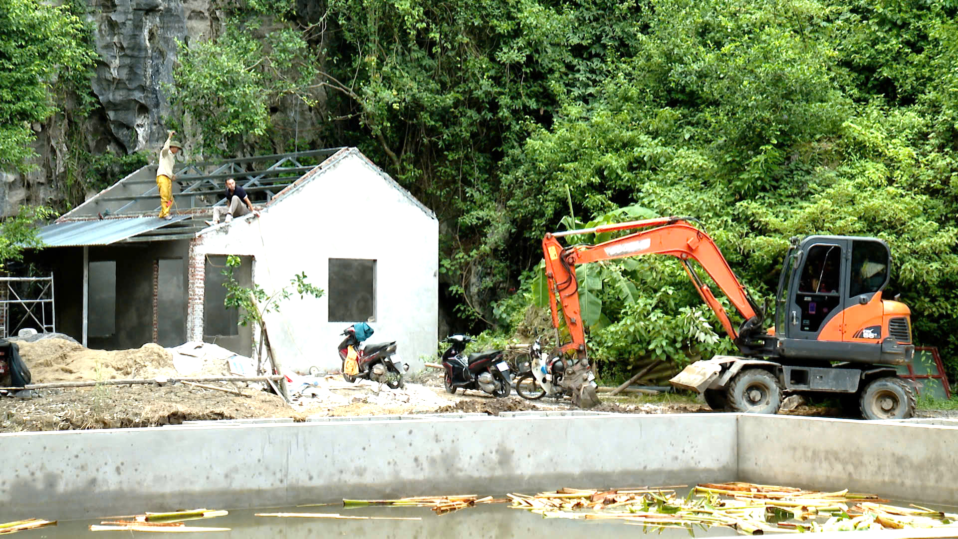 Ninh Bình "xóa sổ" công trình trái phép trong vùng Di sản Tràng An- Ảnh 1.