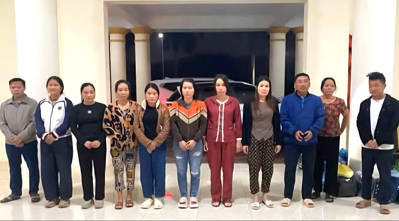 Ninh Bình: Khởi tố 12 bị can tội đánh bạc, giao dịch hàng tháng khoảng 50 tỷ đồng- Ảnh 1.