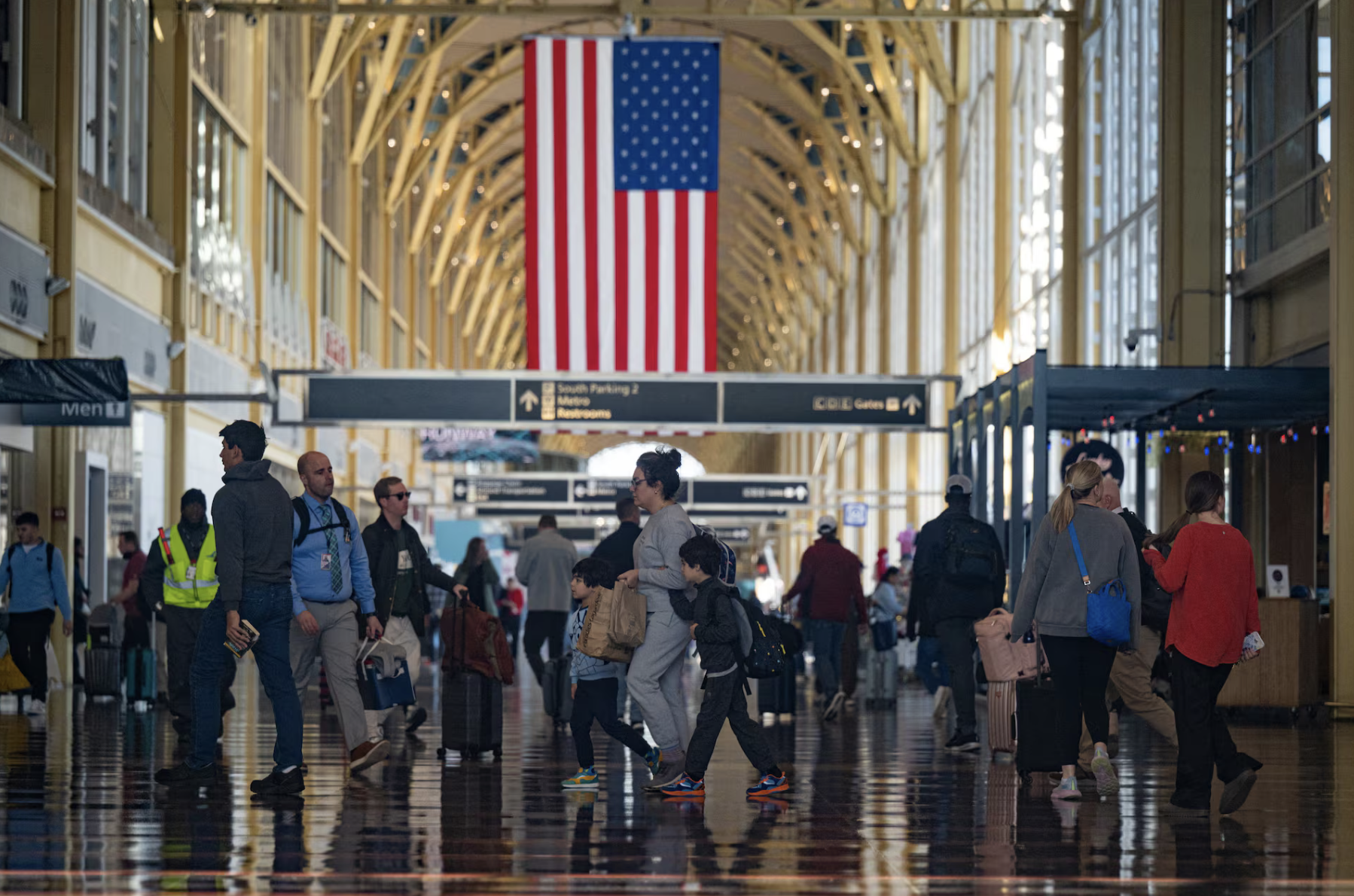 Sân bay tắc nghẽn, nghị sĩ Mỹ phải đi xe chung, xe máy vượt đường xa đến Quốc hội- Ảnh 1.