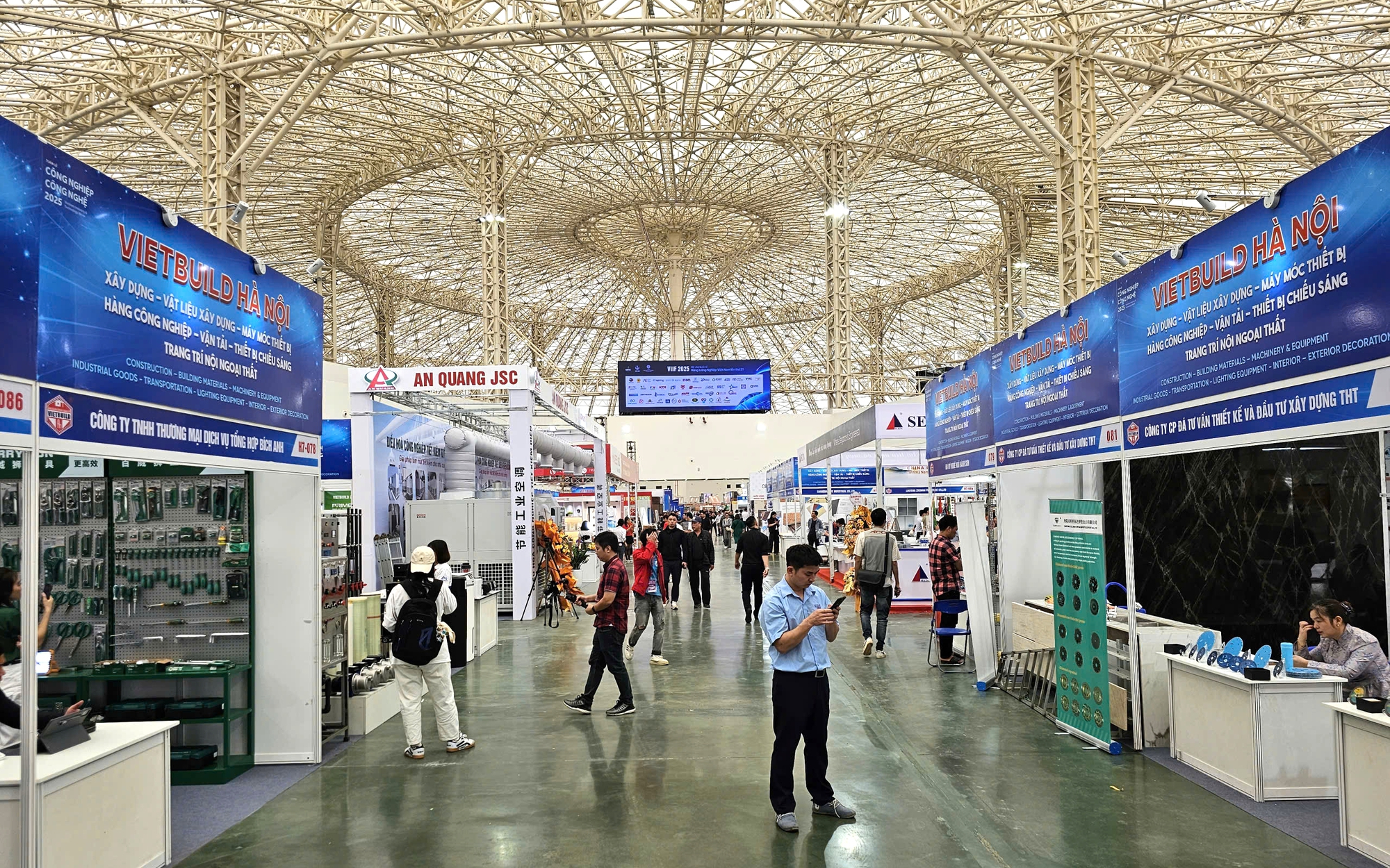 Đa dạng trải nghiệm tại triển lãm Vietbuild Hà Nội 2025- Ảnh 20. Hơn 200 doanh nghiệp tham gia Vietbuild Hà Nội 2025 lần thứ 4