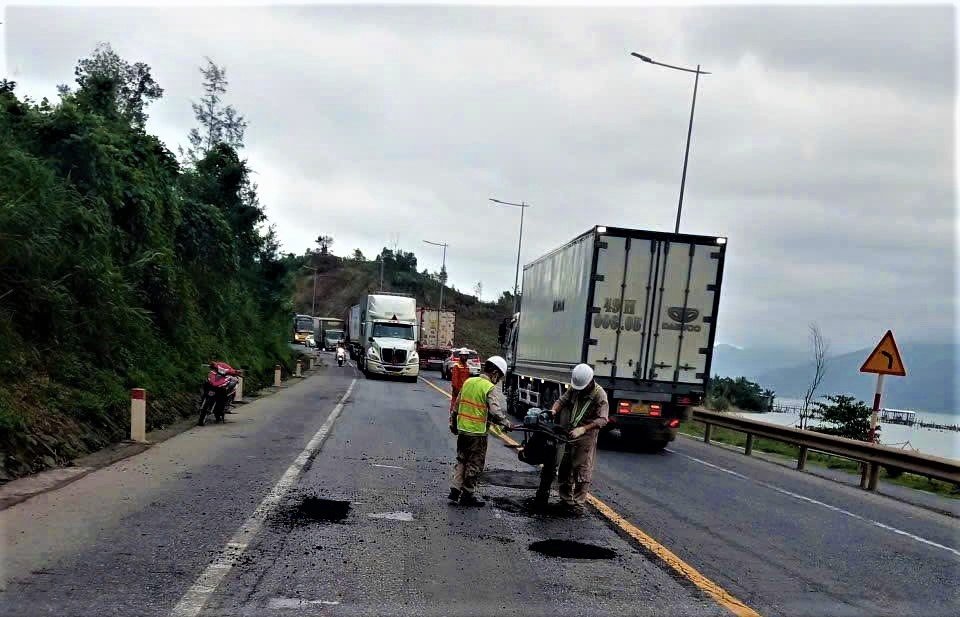 Cơ bản khắc phục xong hư hỏng mặt đường quốc lộ 1 đoạn qua Huế- Ảnh 4.