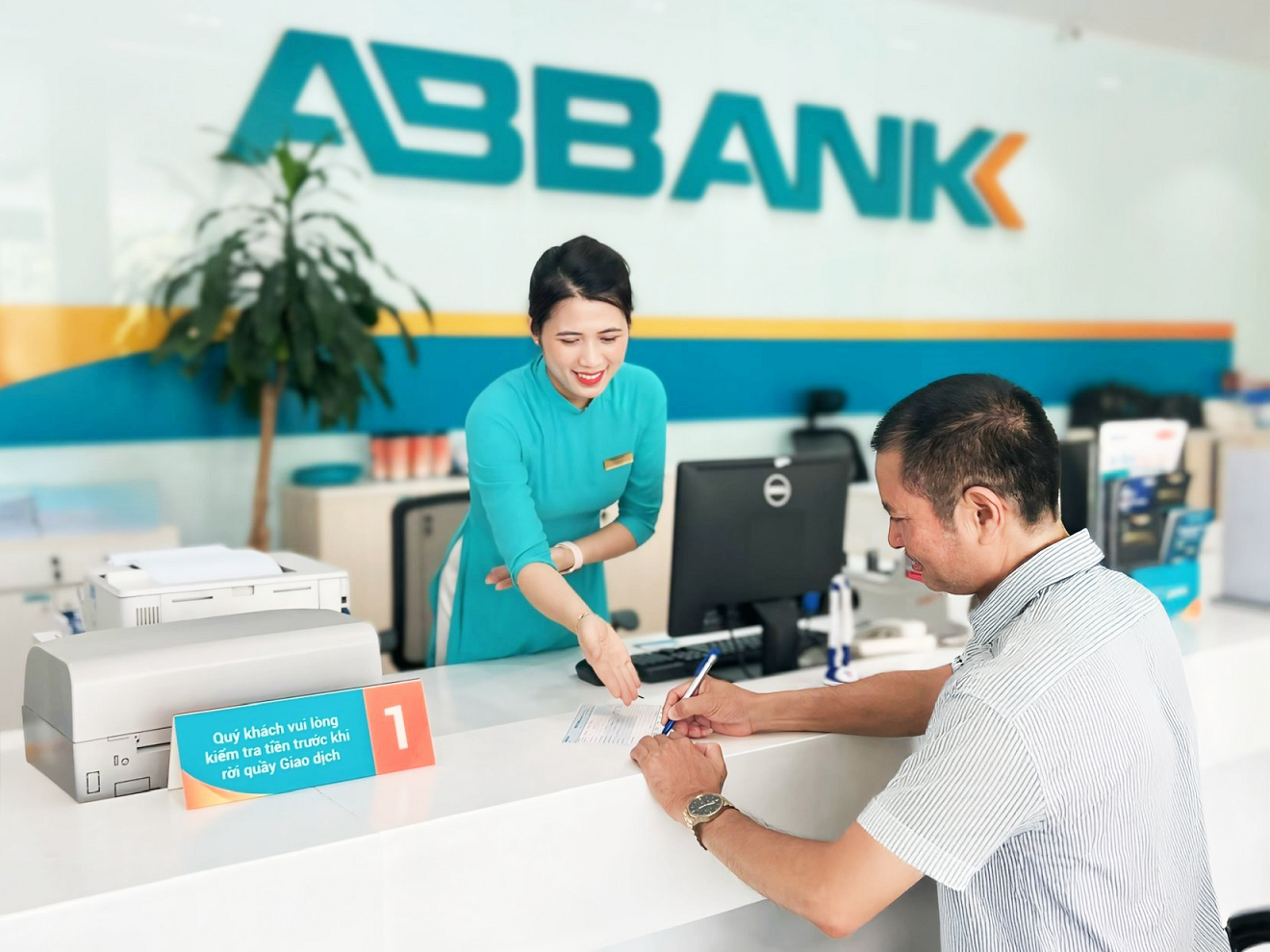 ABBANK giảm lãi suất đến 2,8%/năm, tiếp sức khách hàng phục hồi sau bão- Ảnh 1.